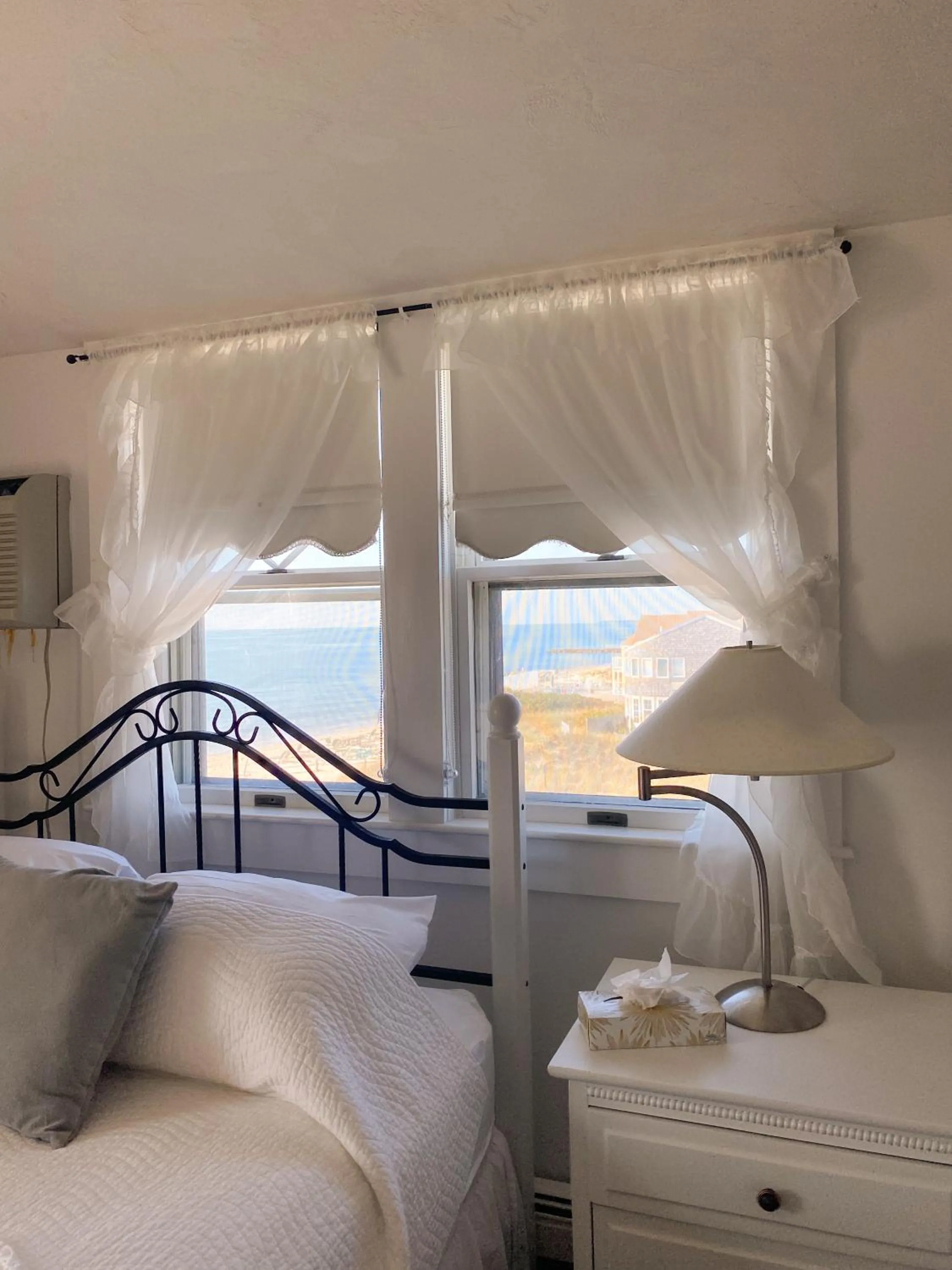 Bed in By The Sea Guests Bed & Breakfast and Suites