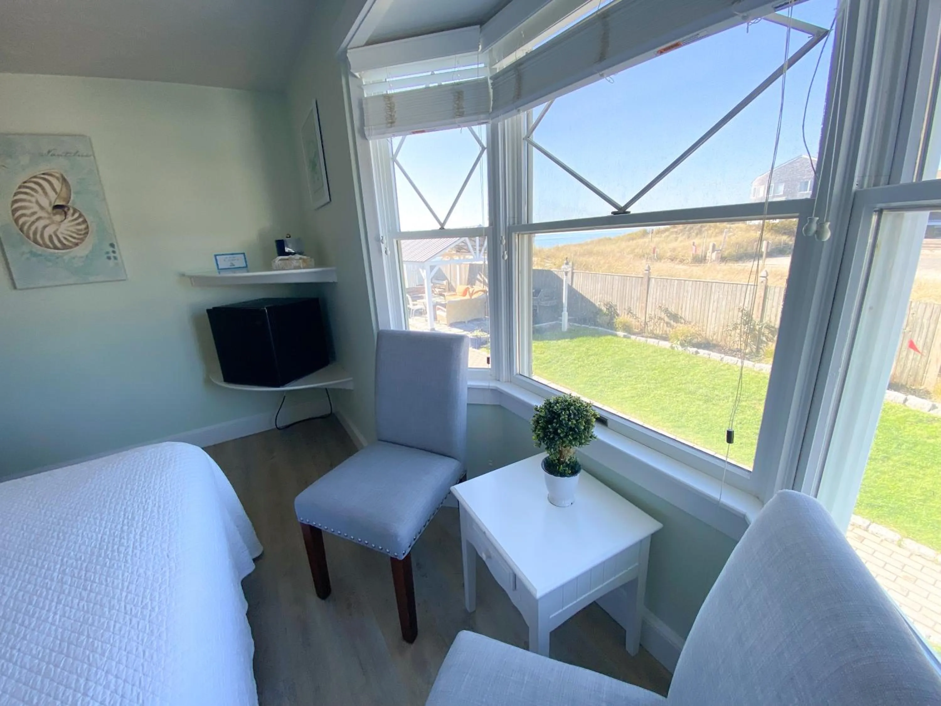 Bed in By The Sea Guests Bed & Breakfast and Suites