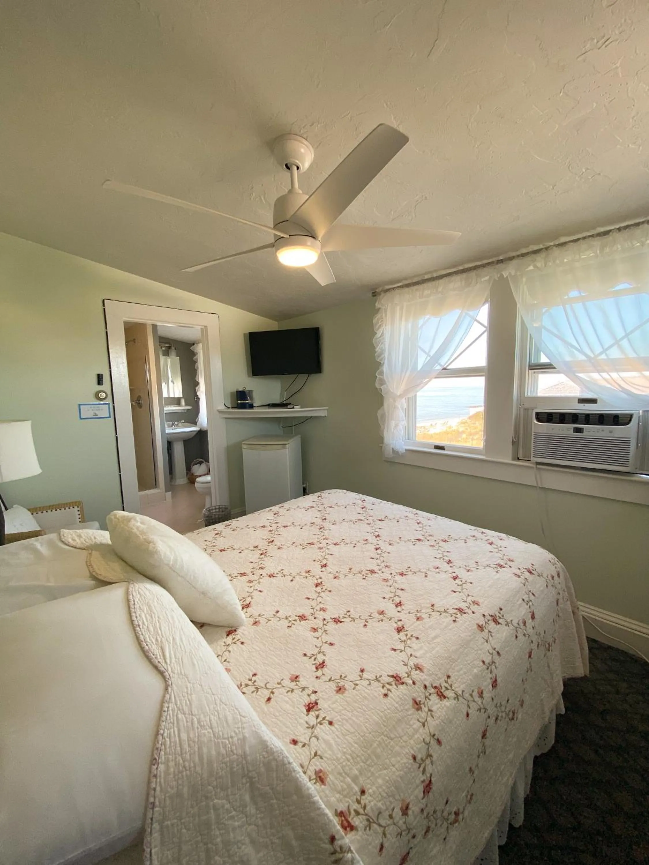 Bed in By The Sea Guests Bed & Breakfast and Suites