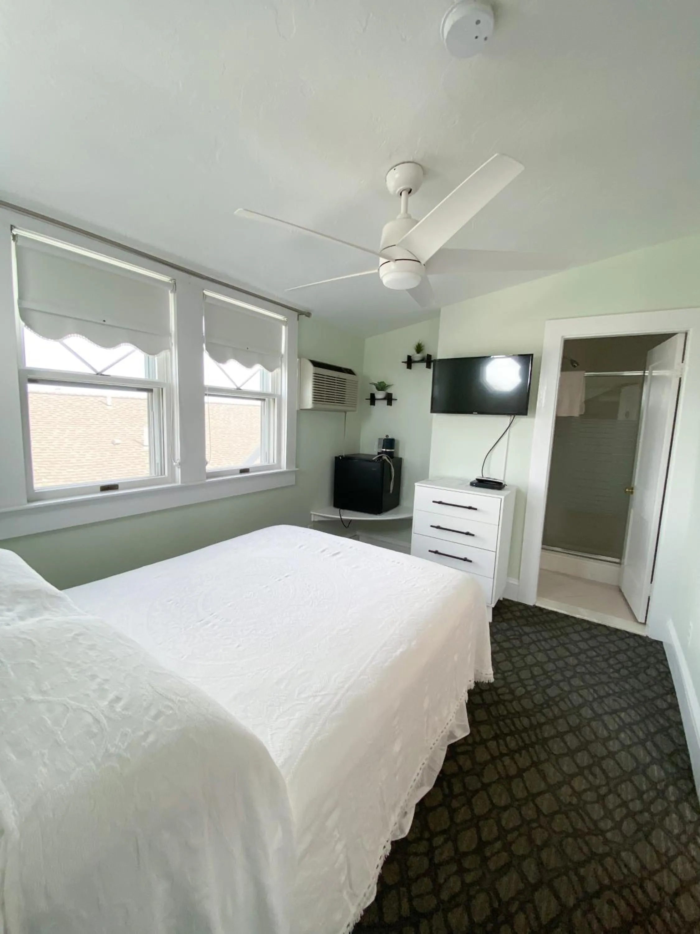 Bed in By The Sea Guests Bed & Breakfast and Suites