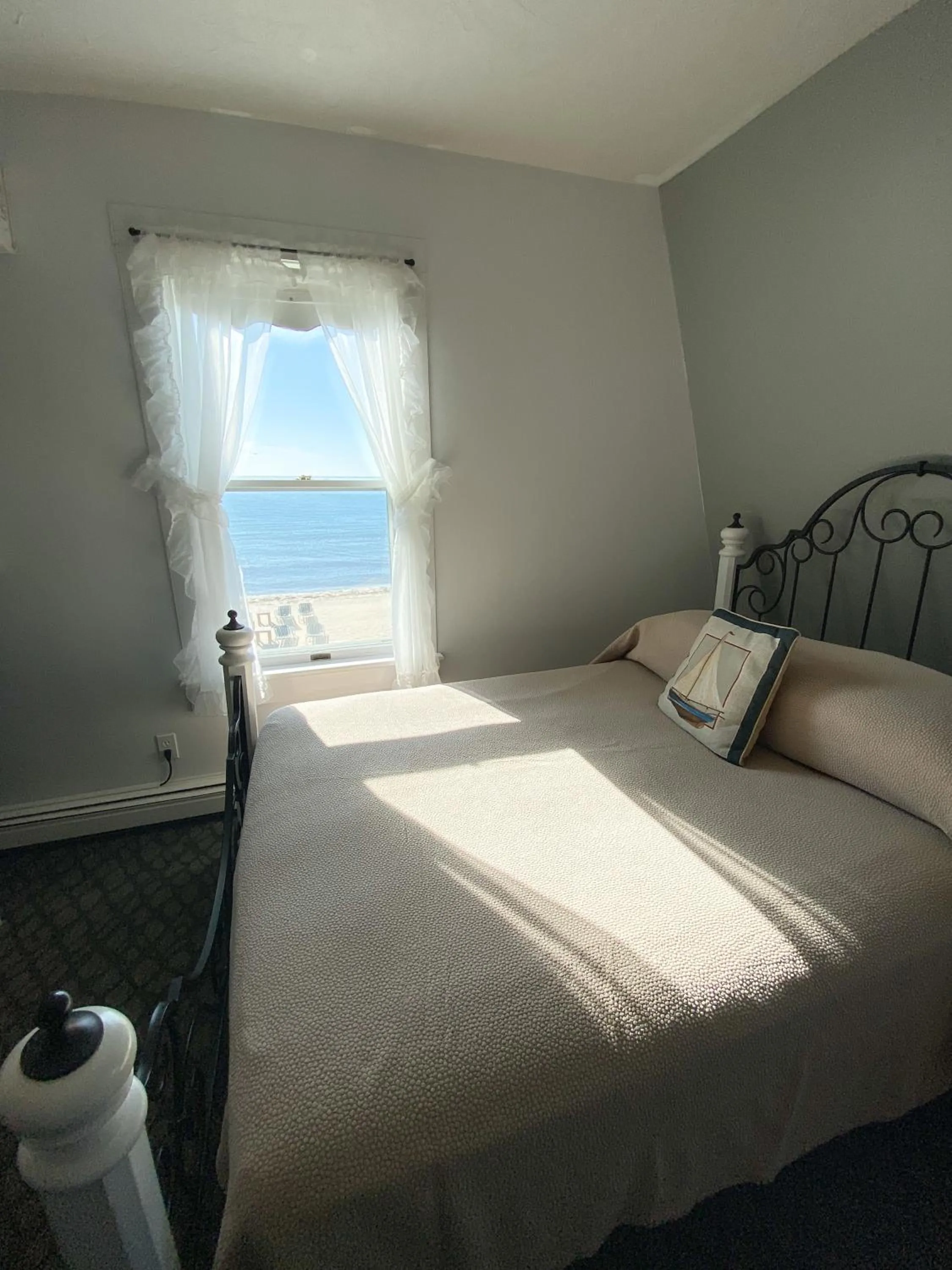Bed in By The Sea Guests Bed & Breakfast and Suites