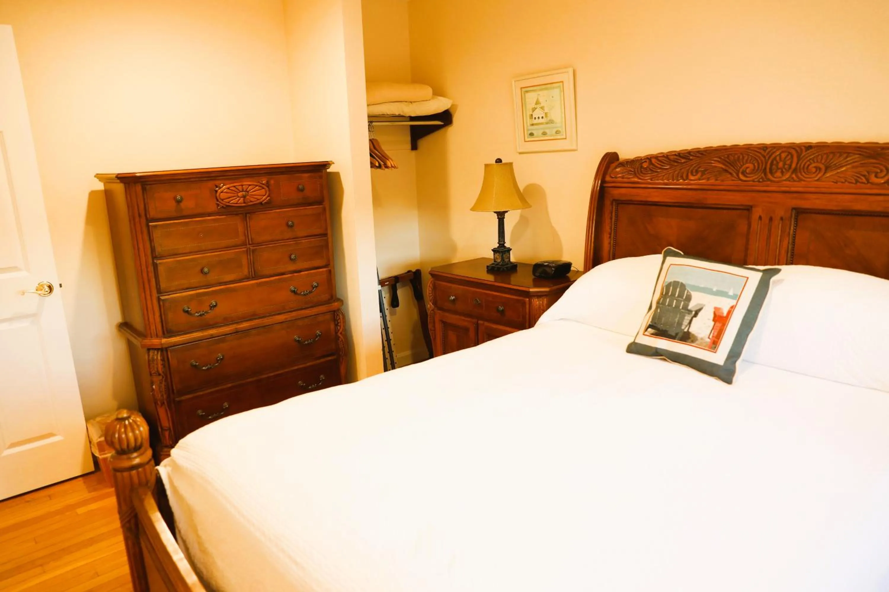 Bed in By The Sea Guests Bed & Breakfast and Suites