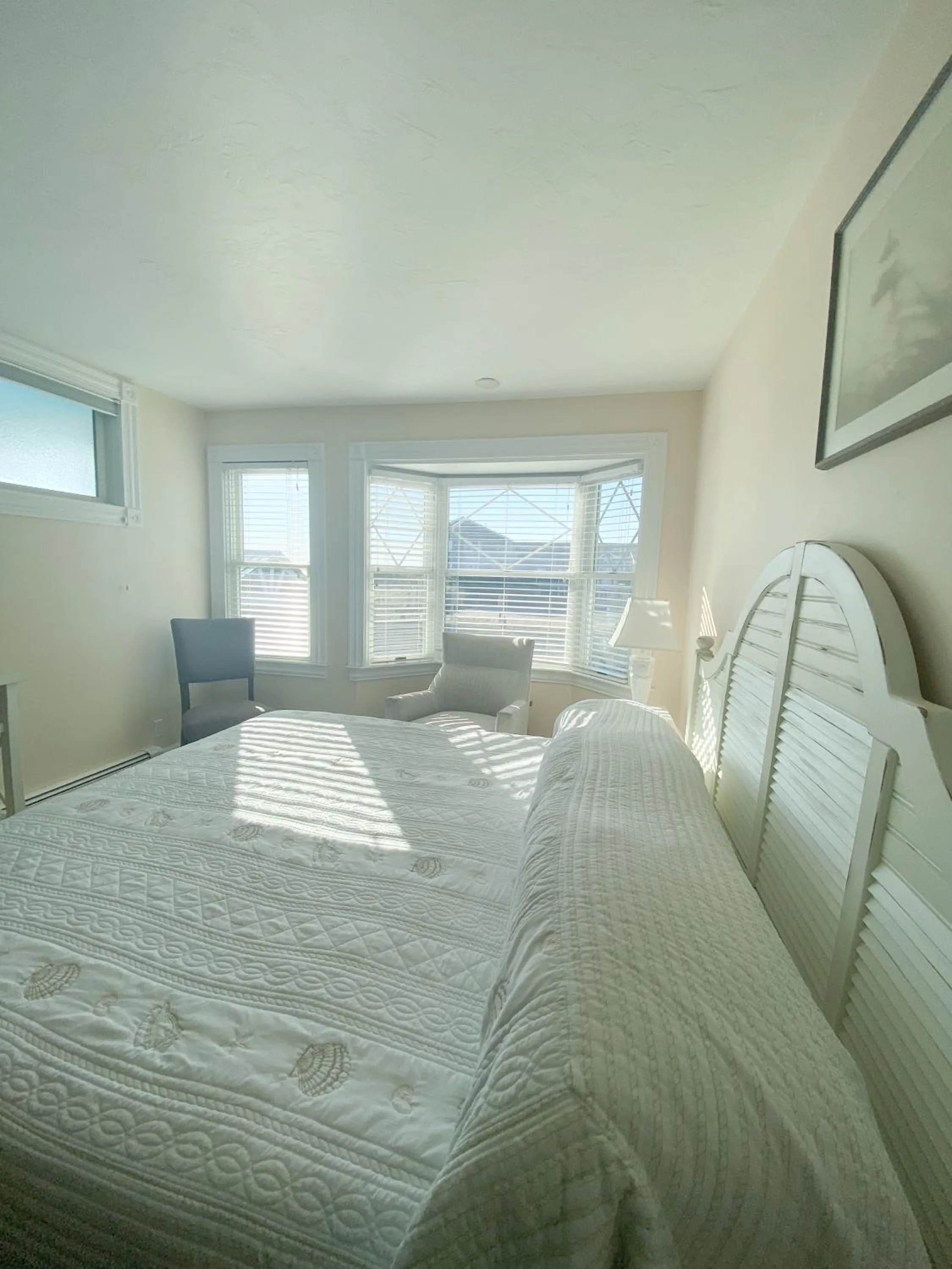 Bed in By The Sea Guests Bed & Breakfast and Suites