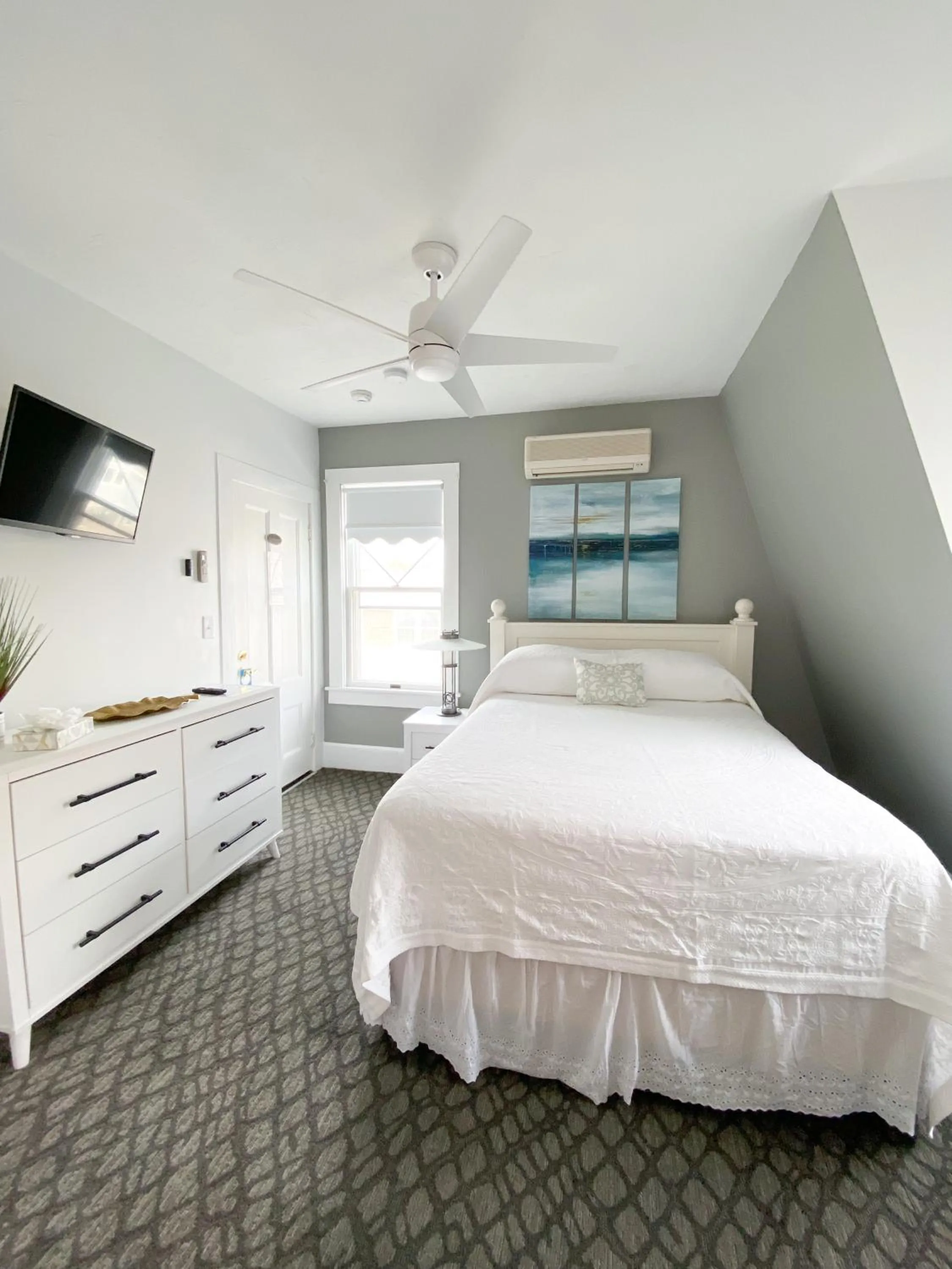 Bed in By The Sea Guests Bed & Breakfast and Suites