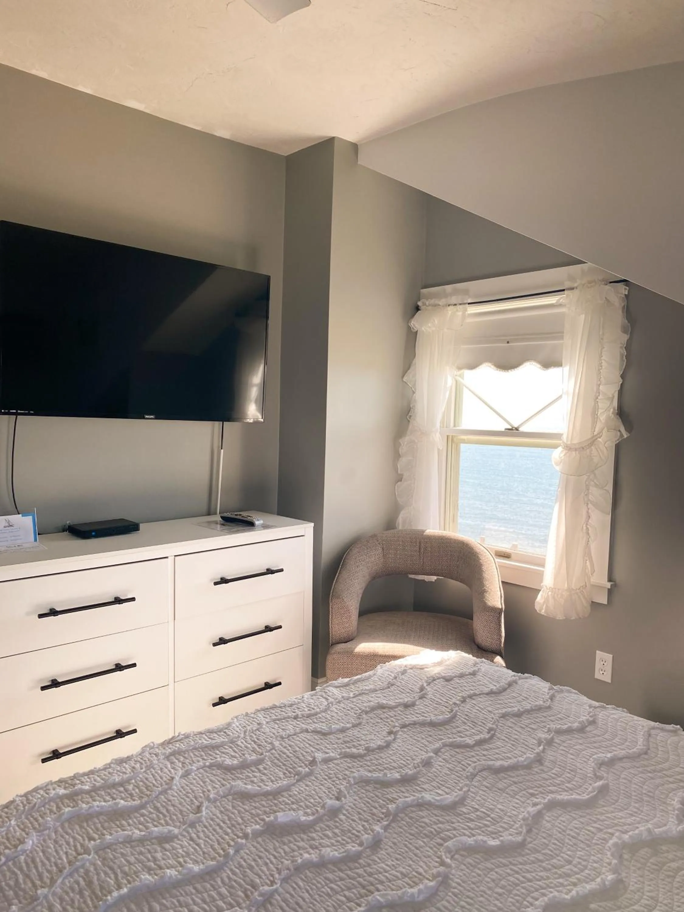 Bed in By The Sea Guests Bed & Breakfast and Suites