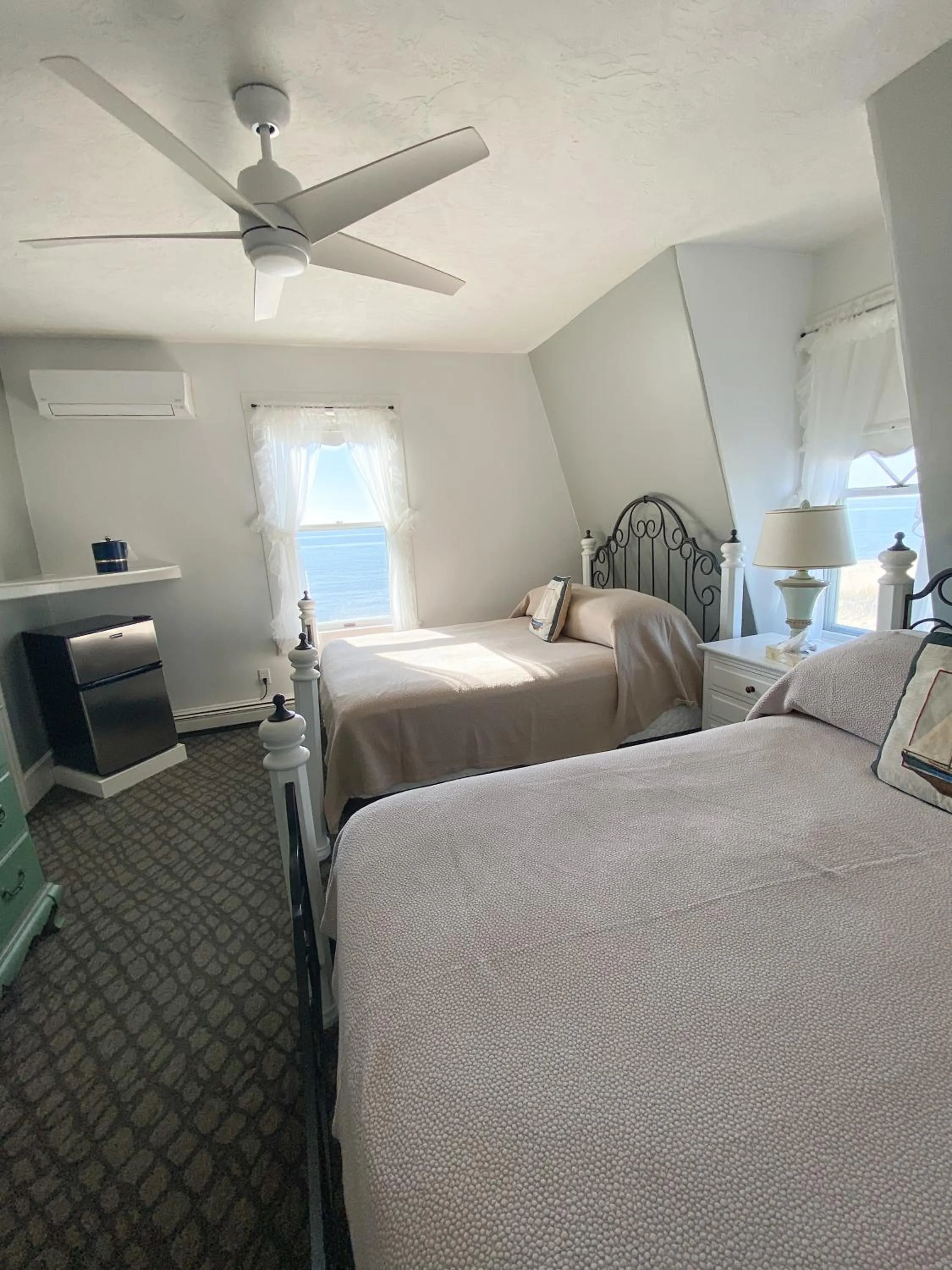 Bed in By The Sea Guests Bed & Breakfast and Suites