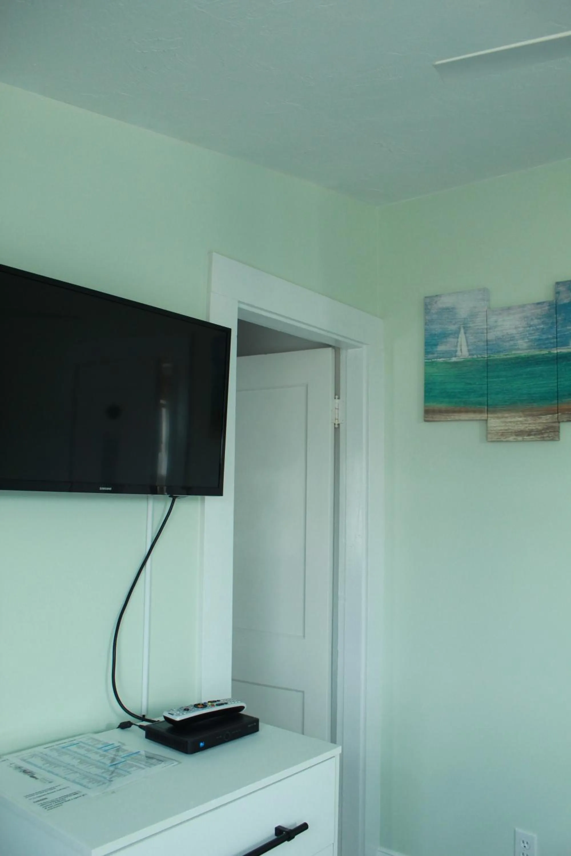 TV and multimedia in By The Sea Guests Bed & Breakfast and Suites