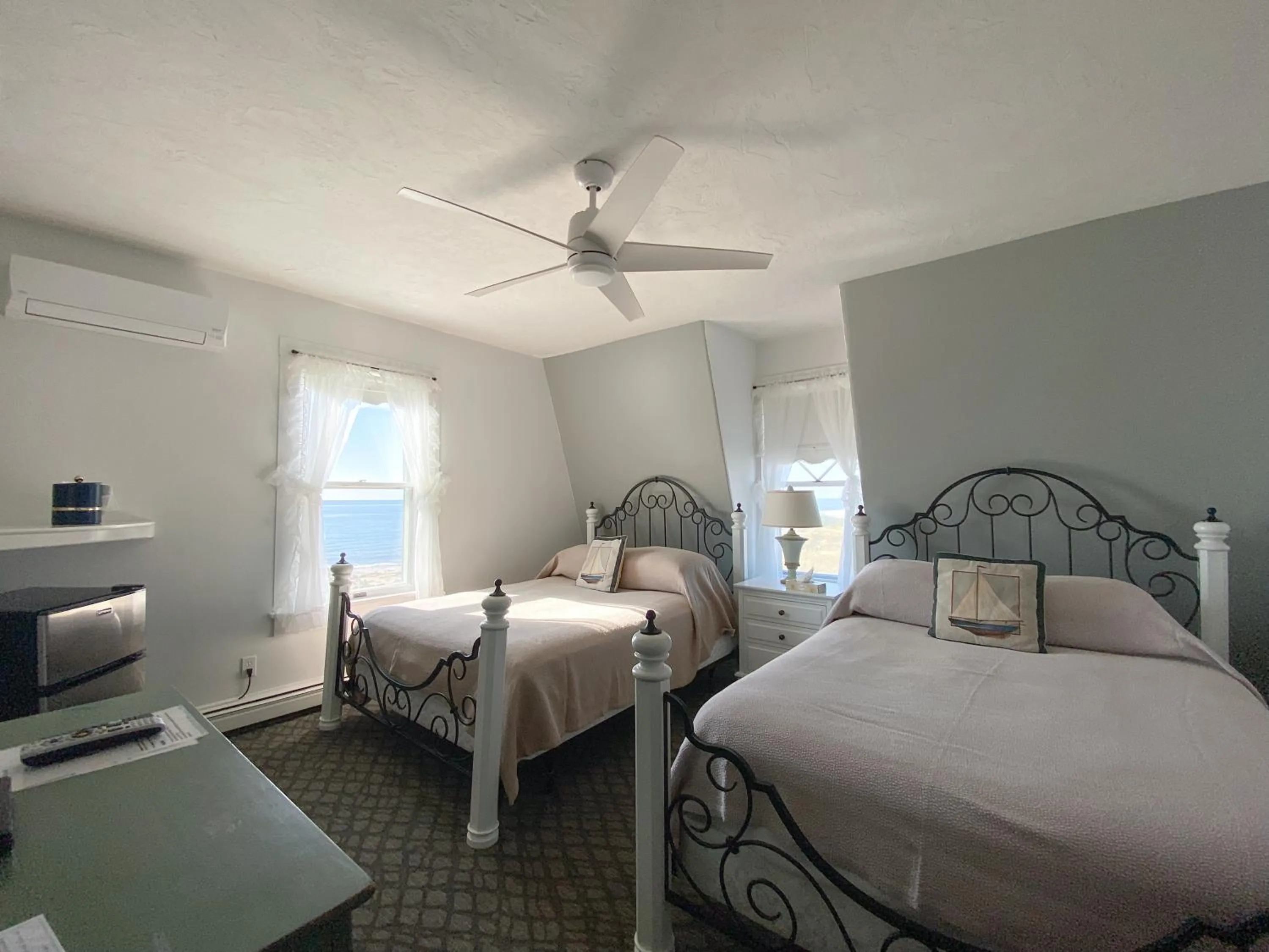 Bed in By The Sea Guests Bed & Breakfast and Suites