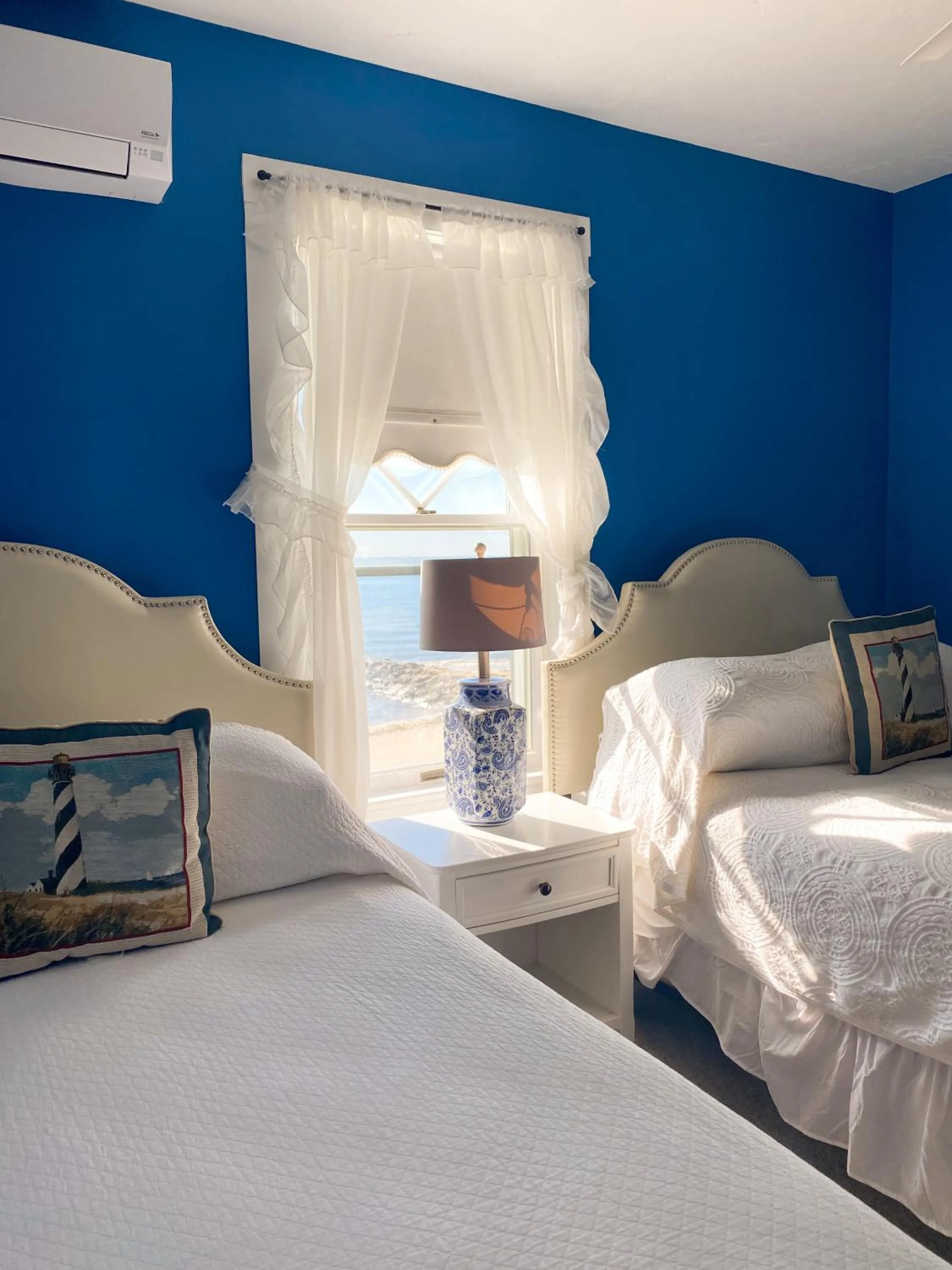 Bed in By The Sea Guests Bed & Breakfast and Suites