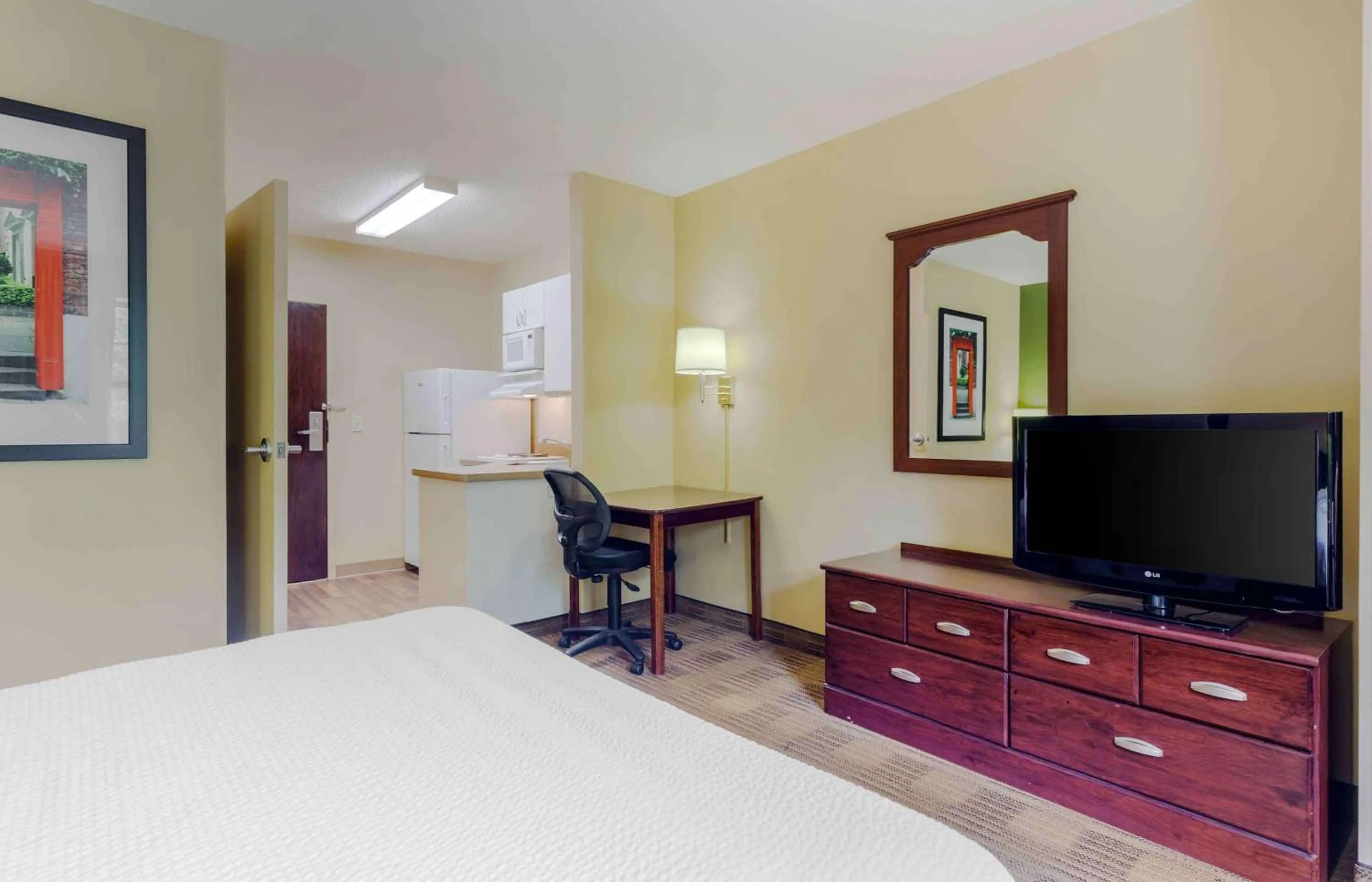 Bedroom, Bed in Extended Stay America - Providence - West Warwick