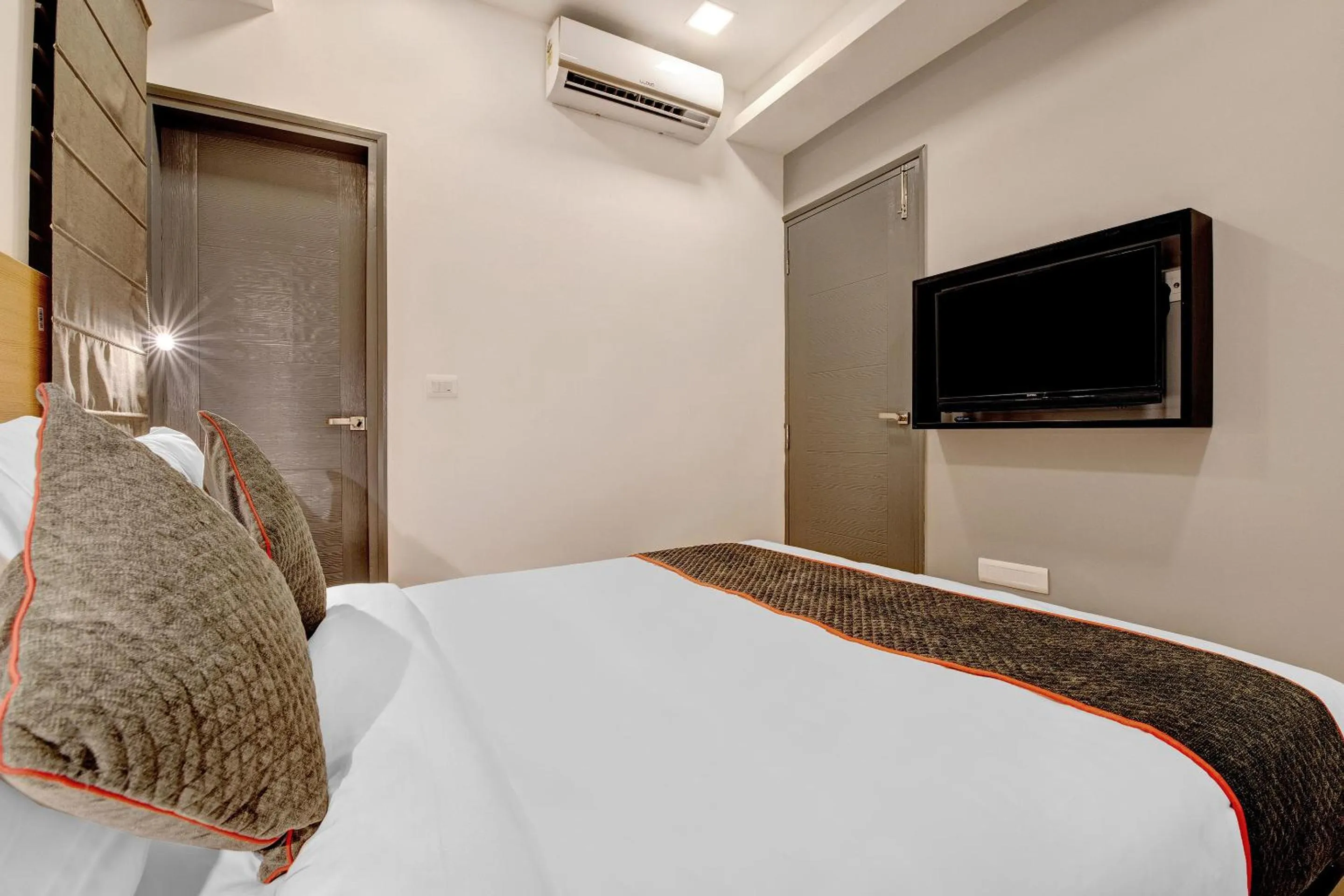 Bedroom, Bed in Super Townhouse Siri Residency