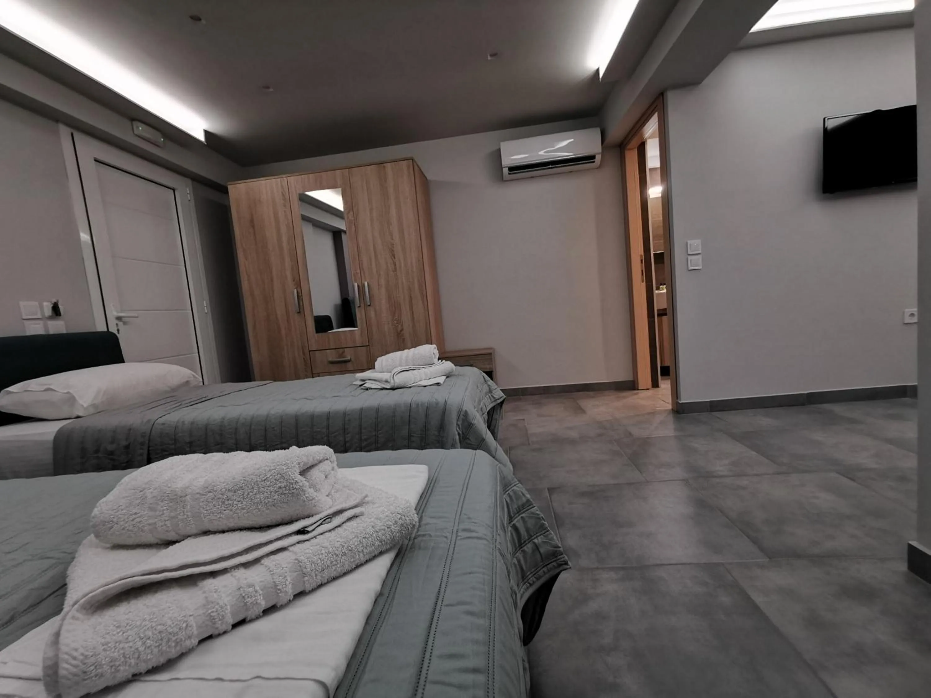 Bed in 3 Island View Hotel