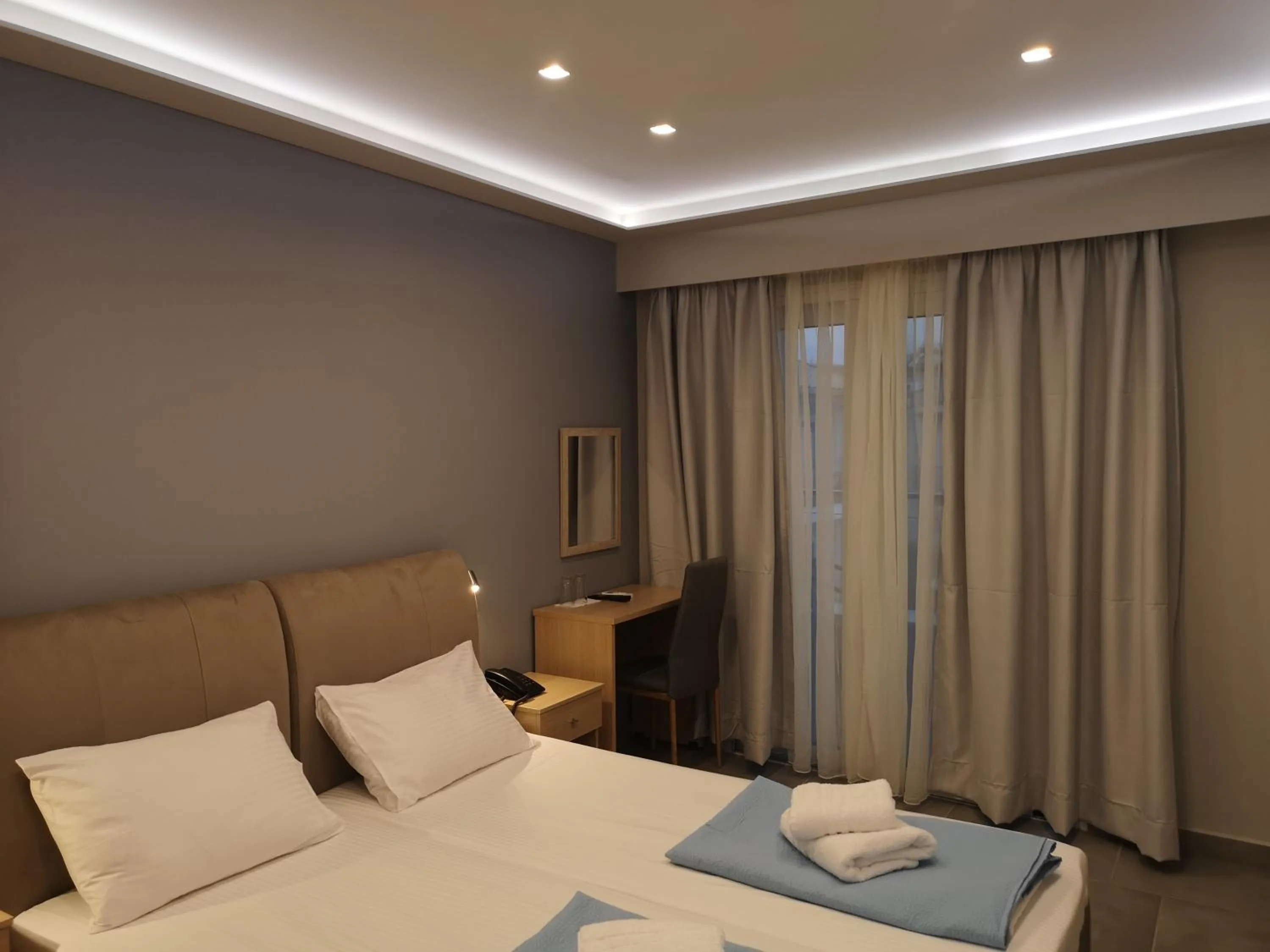 Bed in 3 Island View Hotel