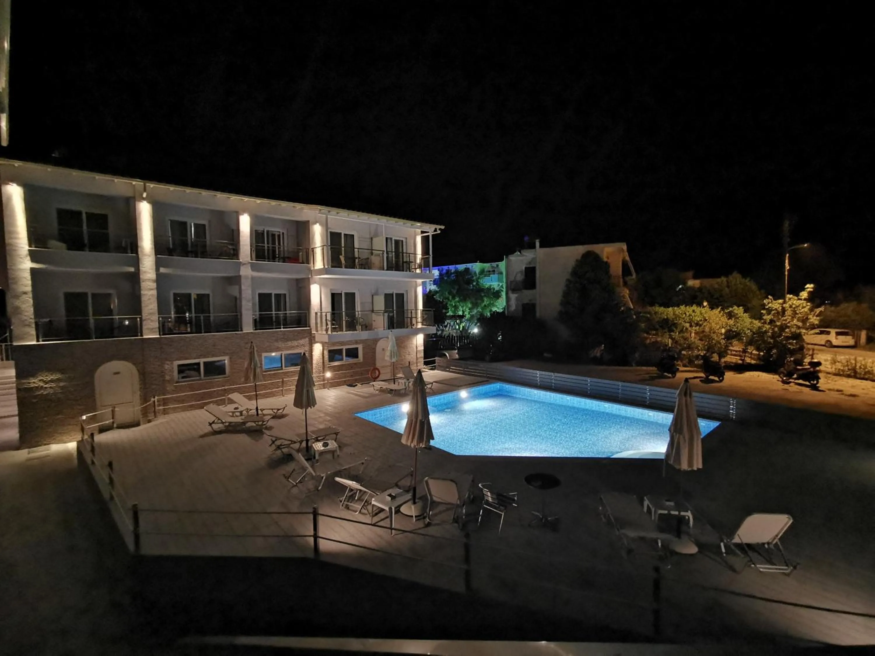 Pool view in 3 Island View Hotel