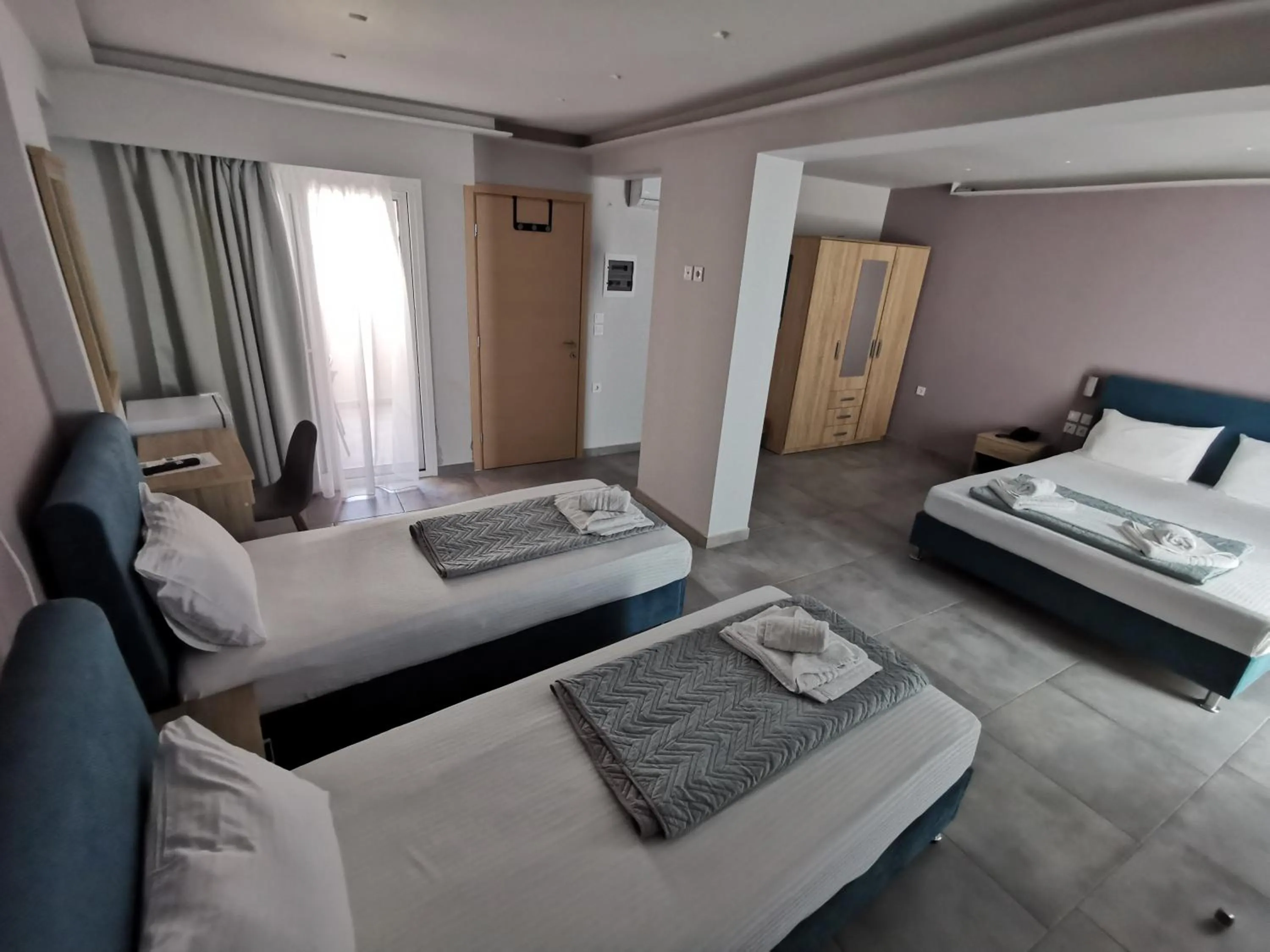 Mountain view, Bed in 3 Island View Hotel