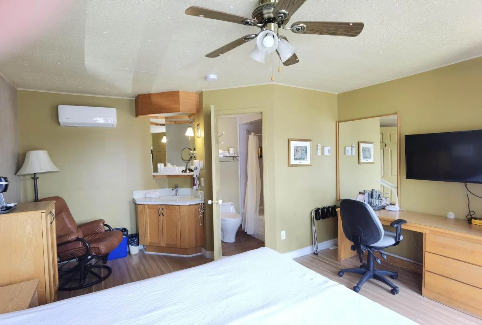 Bed in Motel Grand-Pré Inc