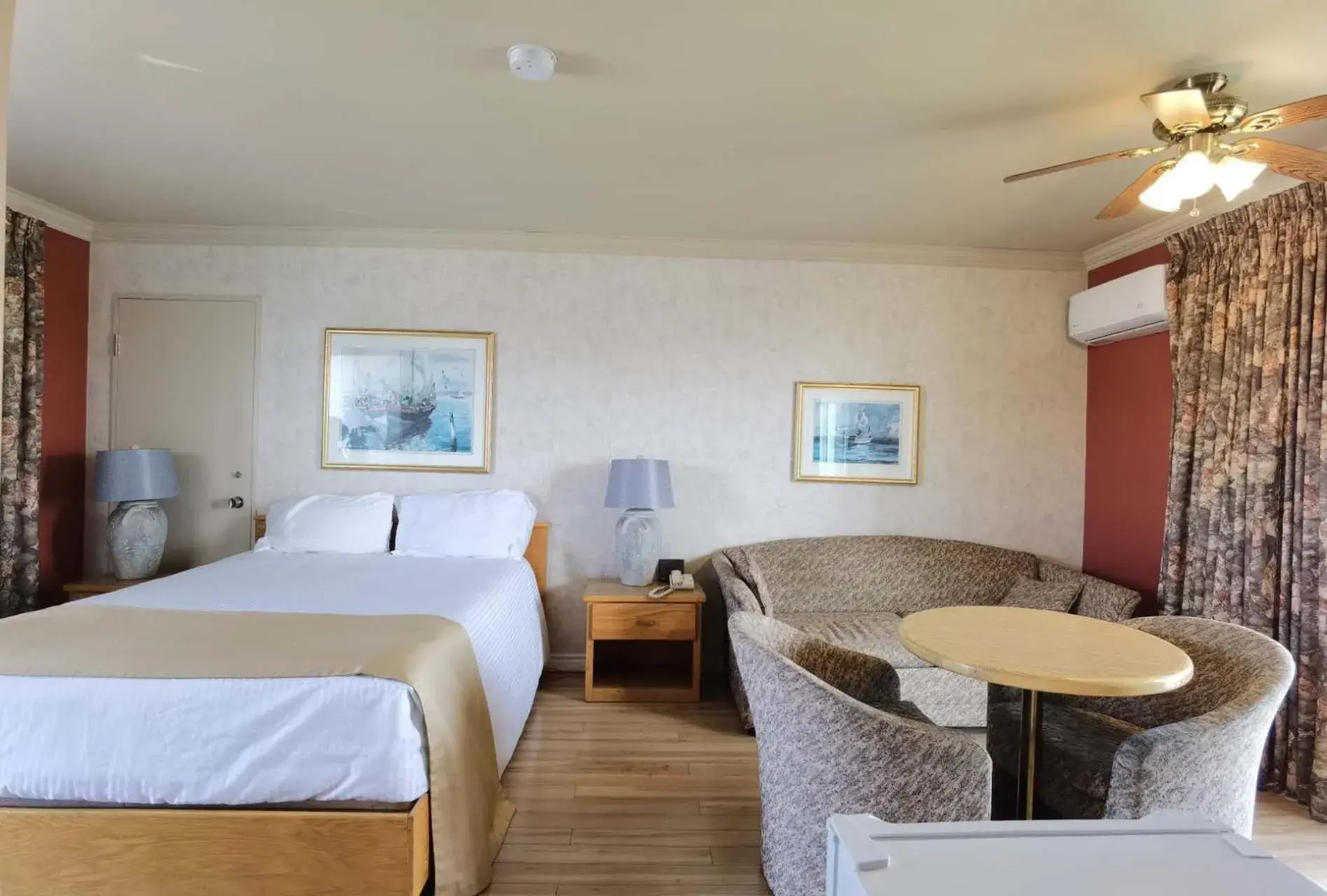 Standard Queen Room with River View - single occupancy in Motel Grand-Pré Inc Standard Queen Room with River View - single occupancy in Motel Grand-Pré Inc