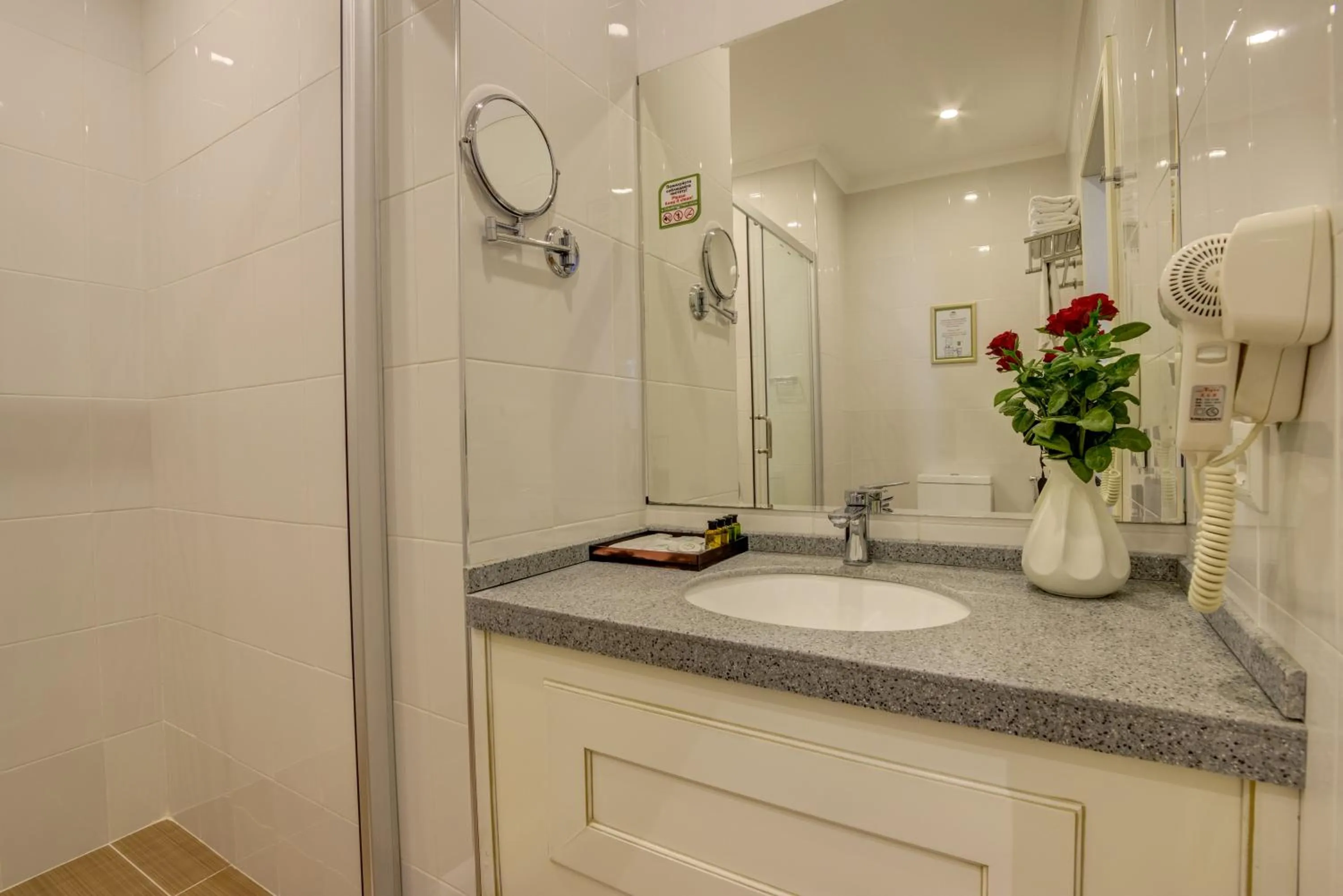 Shower in Garden Hotel & SPA