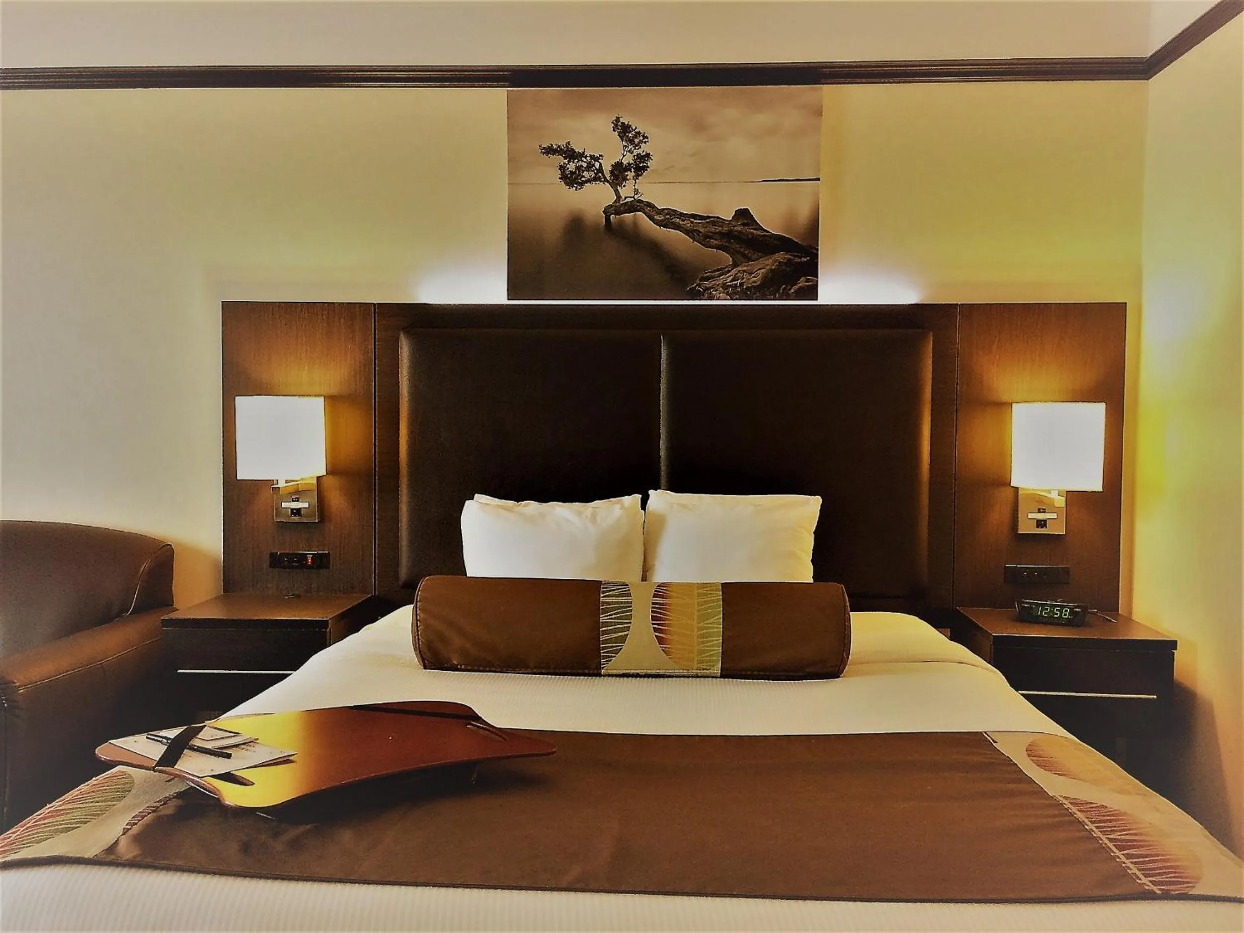 Bed in L'Escale Hôtel Suites