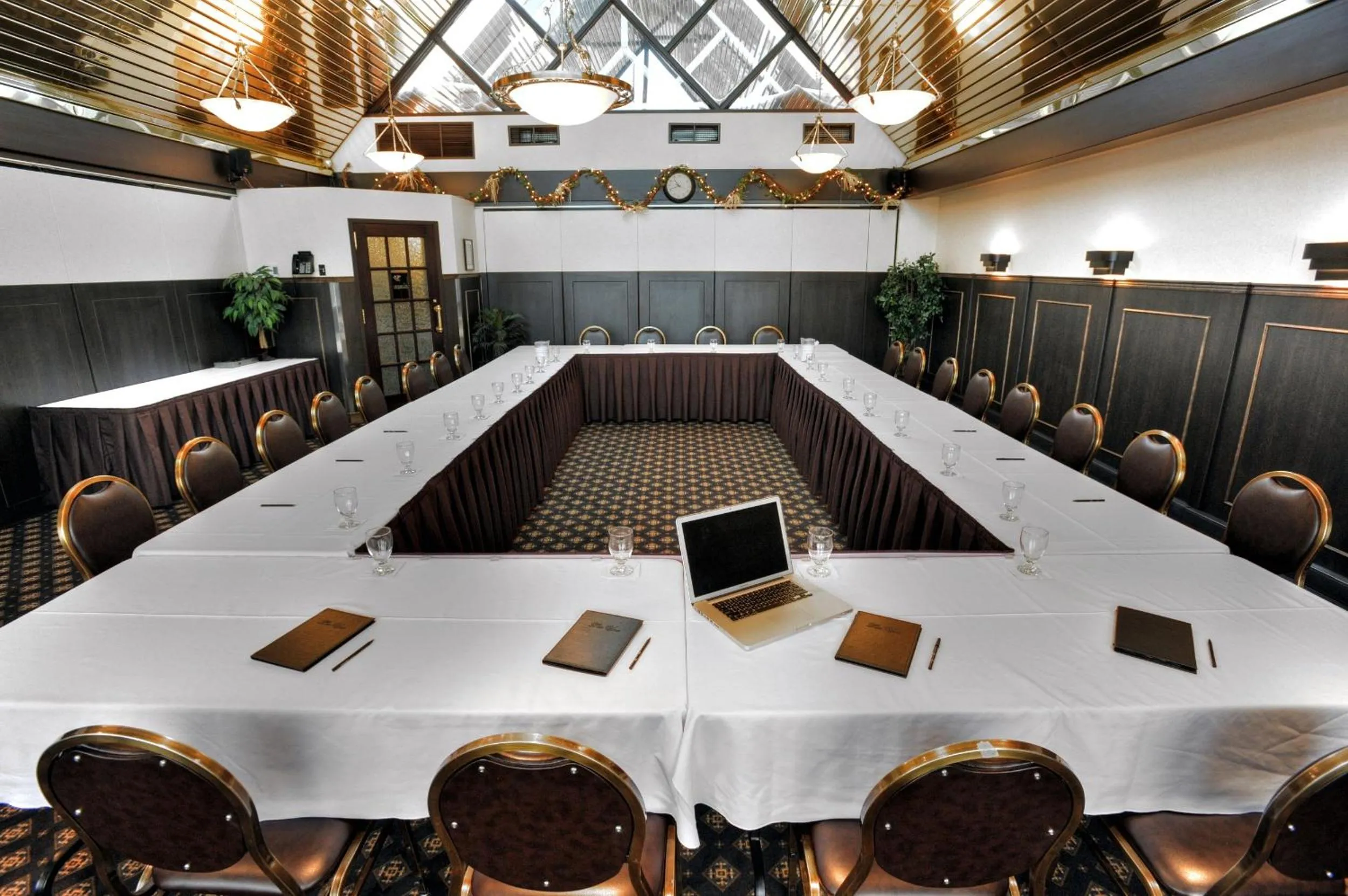 Banquet/Function facilities in L'Escale Hôtel Suites