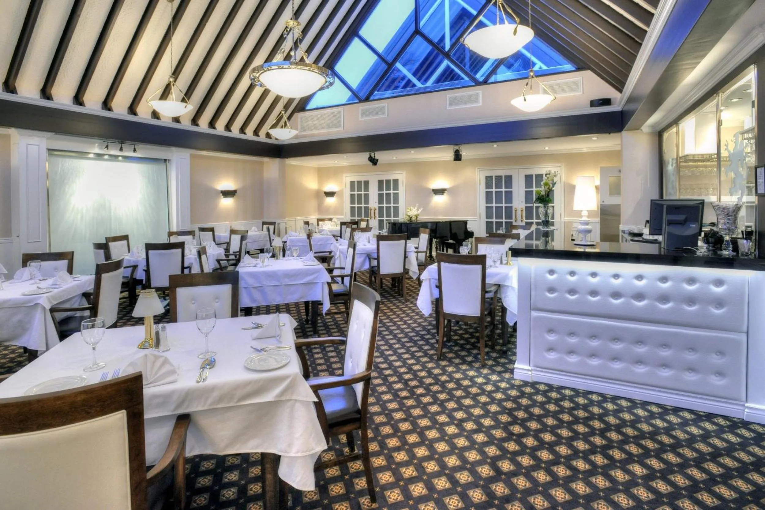 Restaurant/places to eat in L'Escale Hôtel Suites