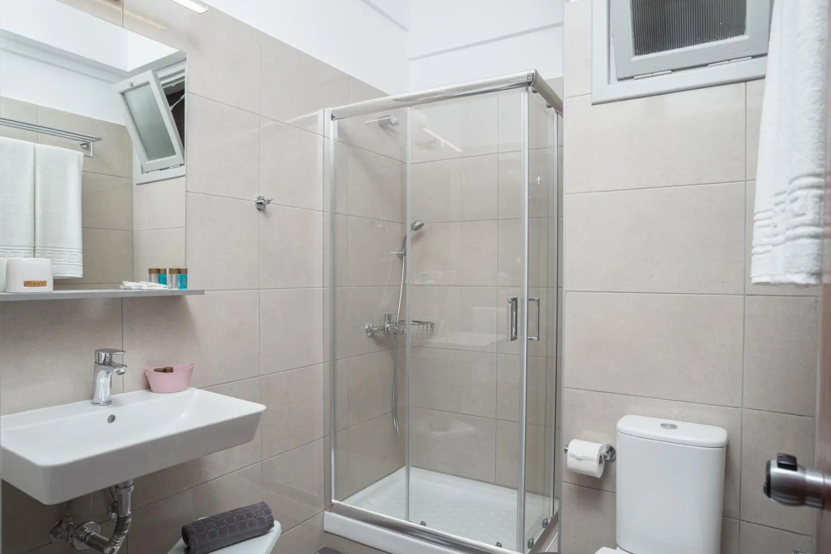 Shower in Hotel Alkyon