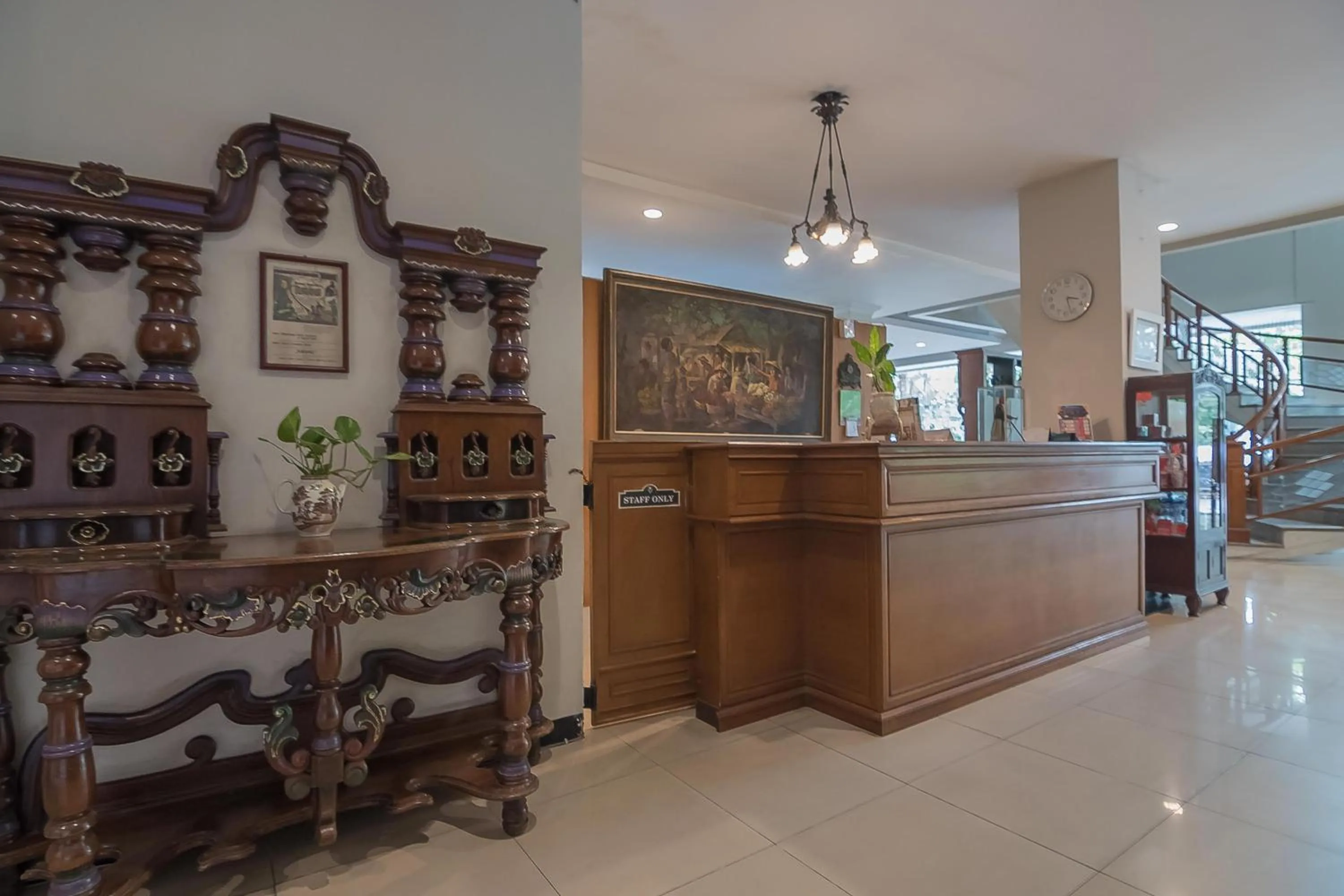 Lobby or reception in Hotel Yehezkiel Surapati Mitra RedDoorz