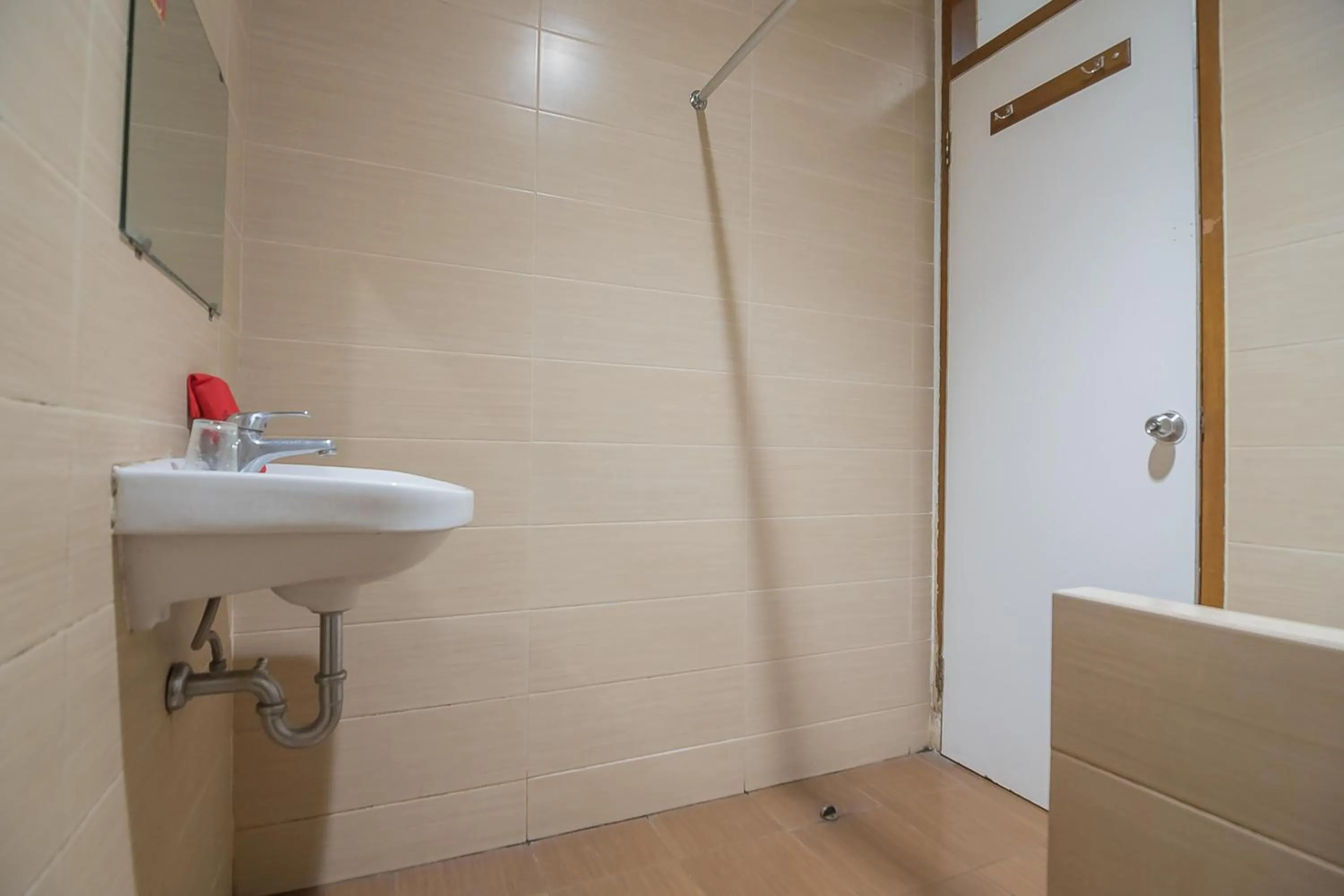 Bathroom in Hotel Yehezkiel Surapati Mitra RedDoorz