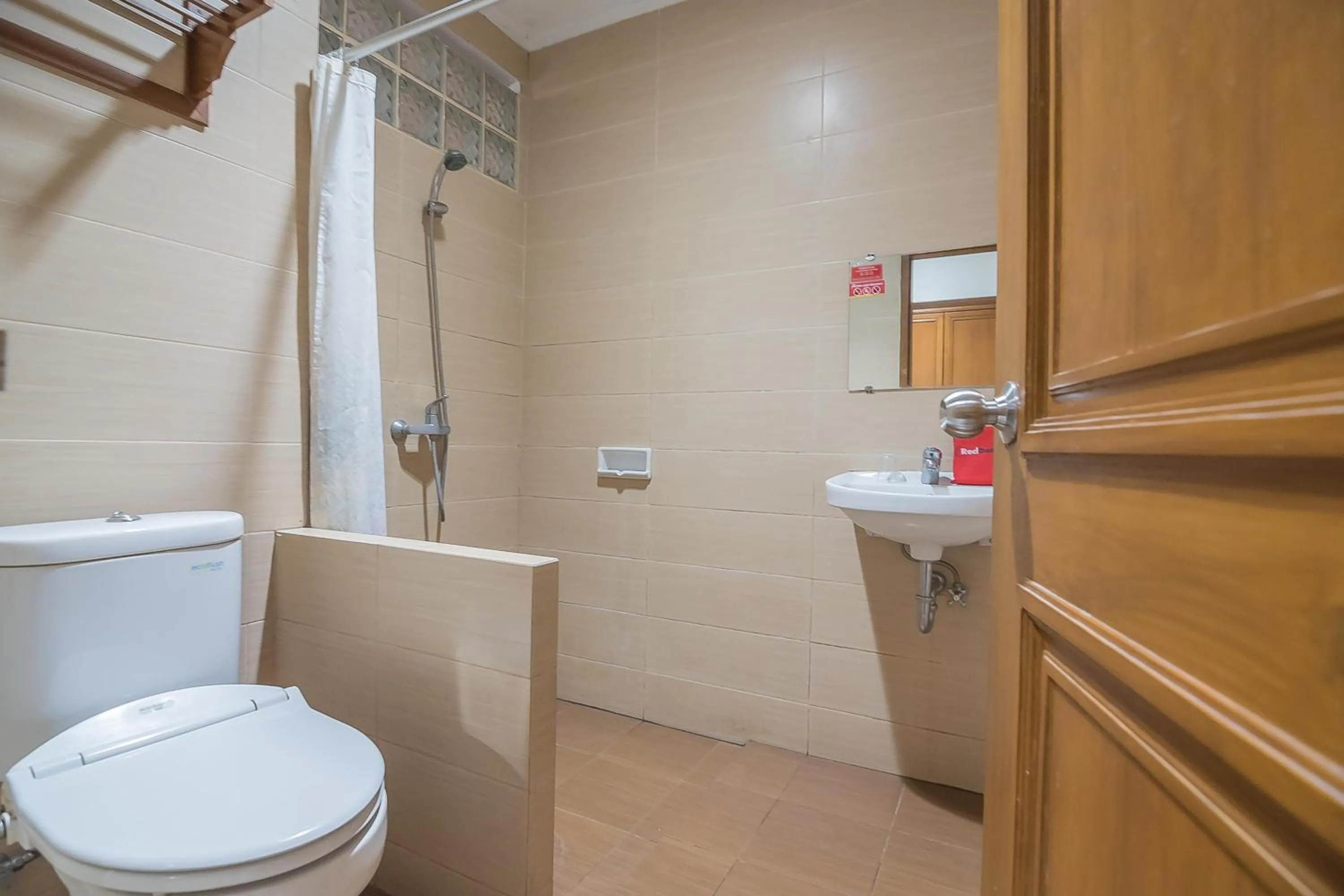 Bathroom in Hotel Yehezkiel Surapati Mitra RedDoorz