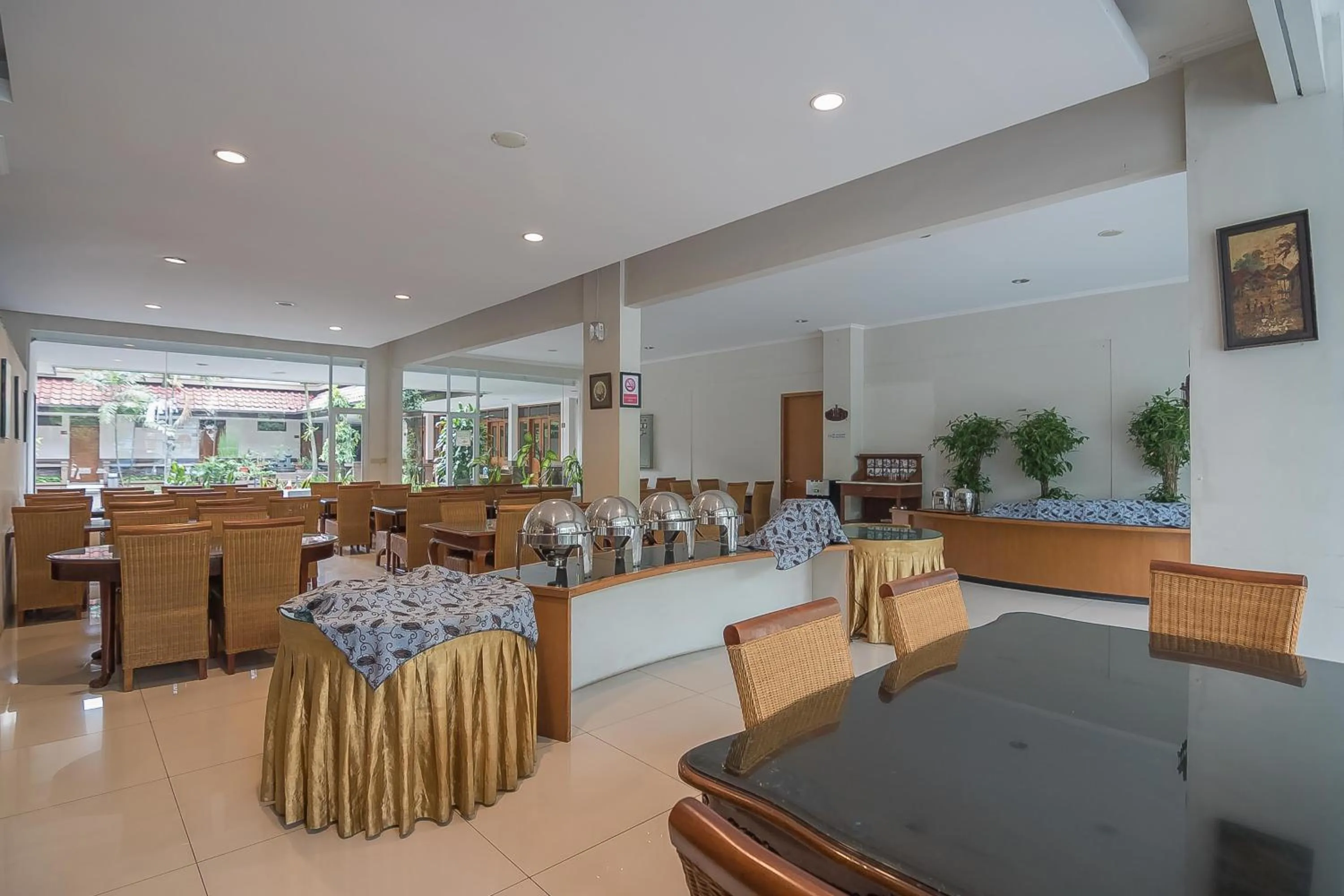 Restaurant/places to eat in Hotel Yehezkiel Surapati Mitra RedDoorz