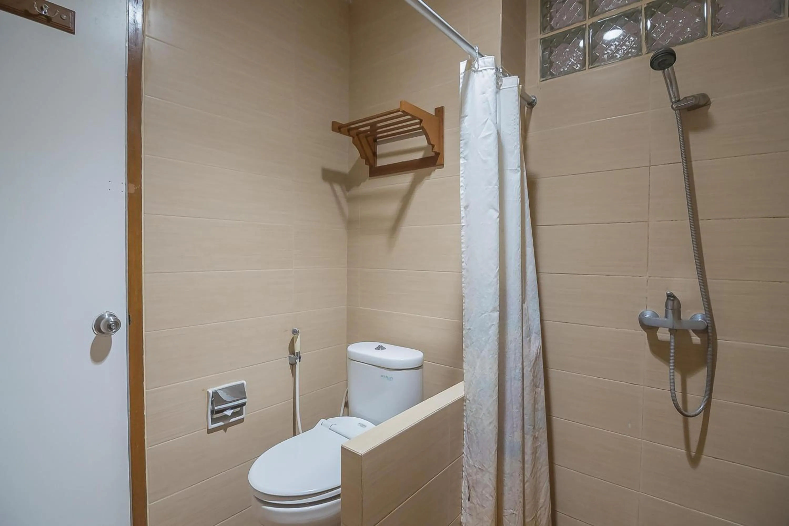 Toilet in Hotel Yehezkiel Surapati Mitra RedDoorz