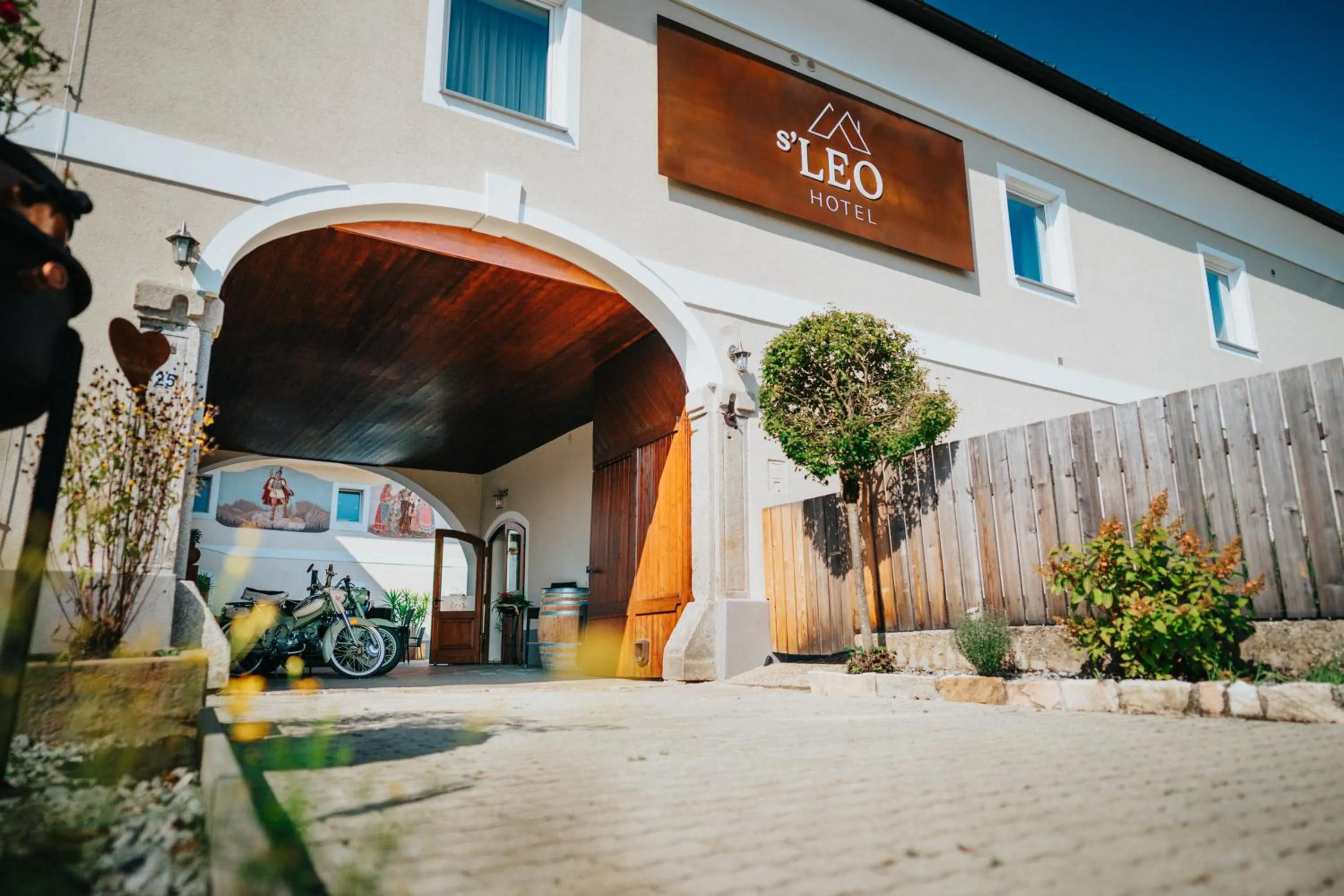 Facade/entrance in Hotel Leo