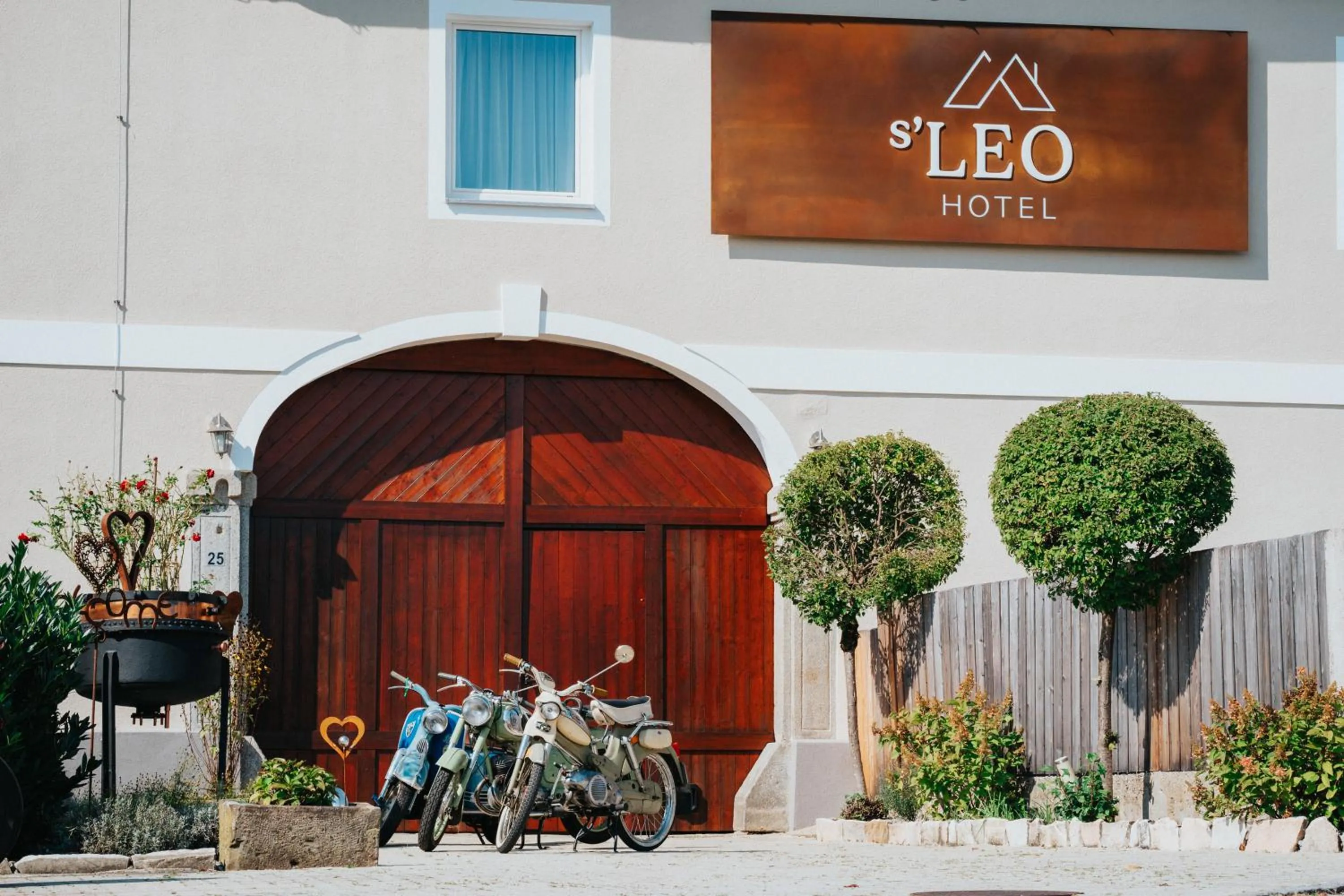 Facade/entrance in Hotel Leo