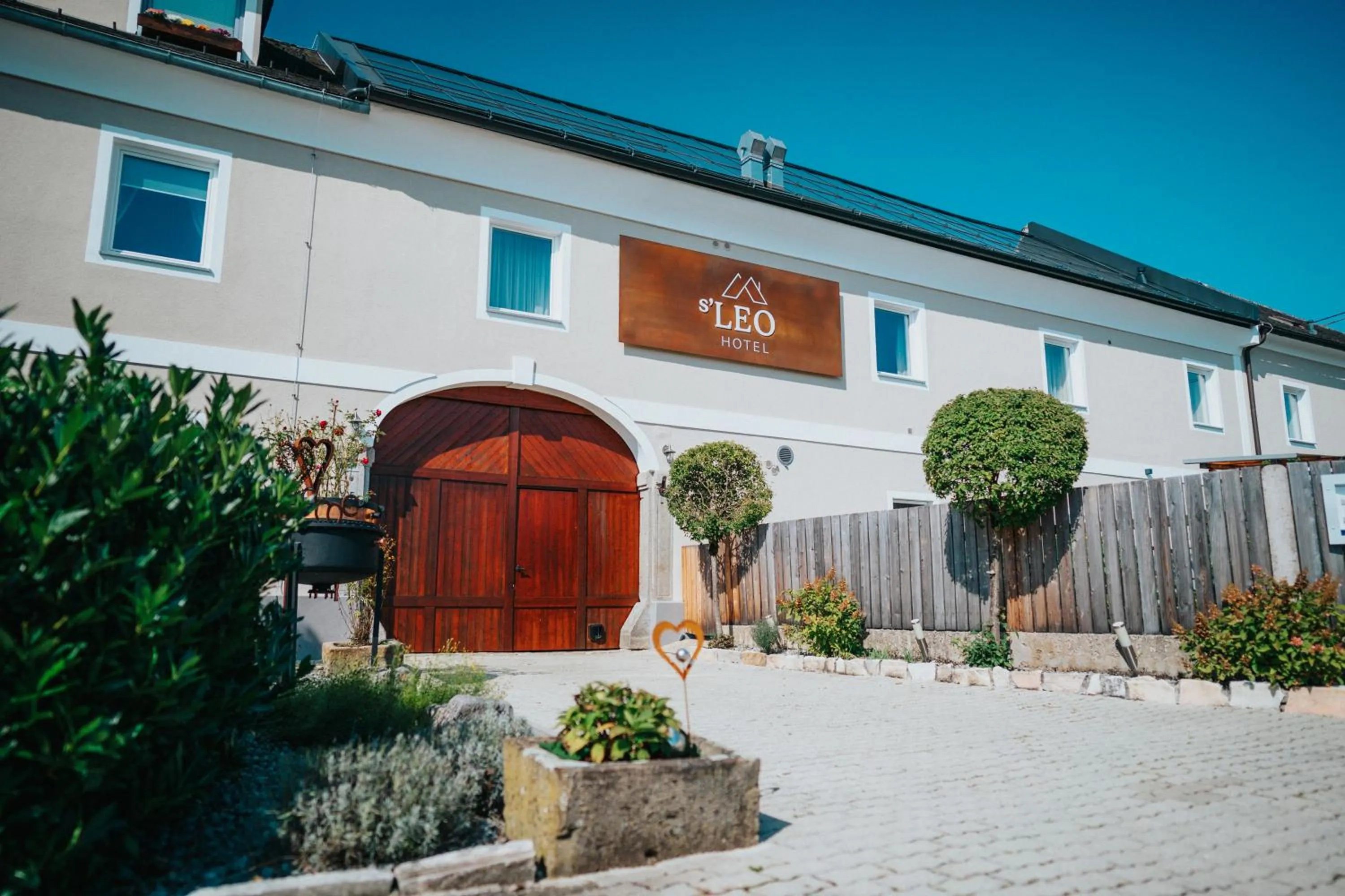 Facade/entrance in Hotel Leo