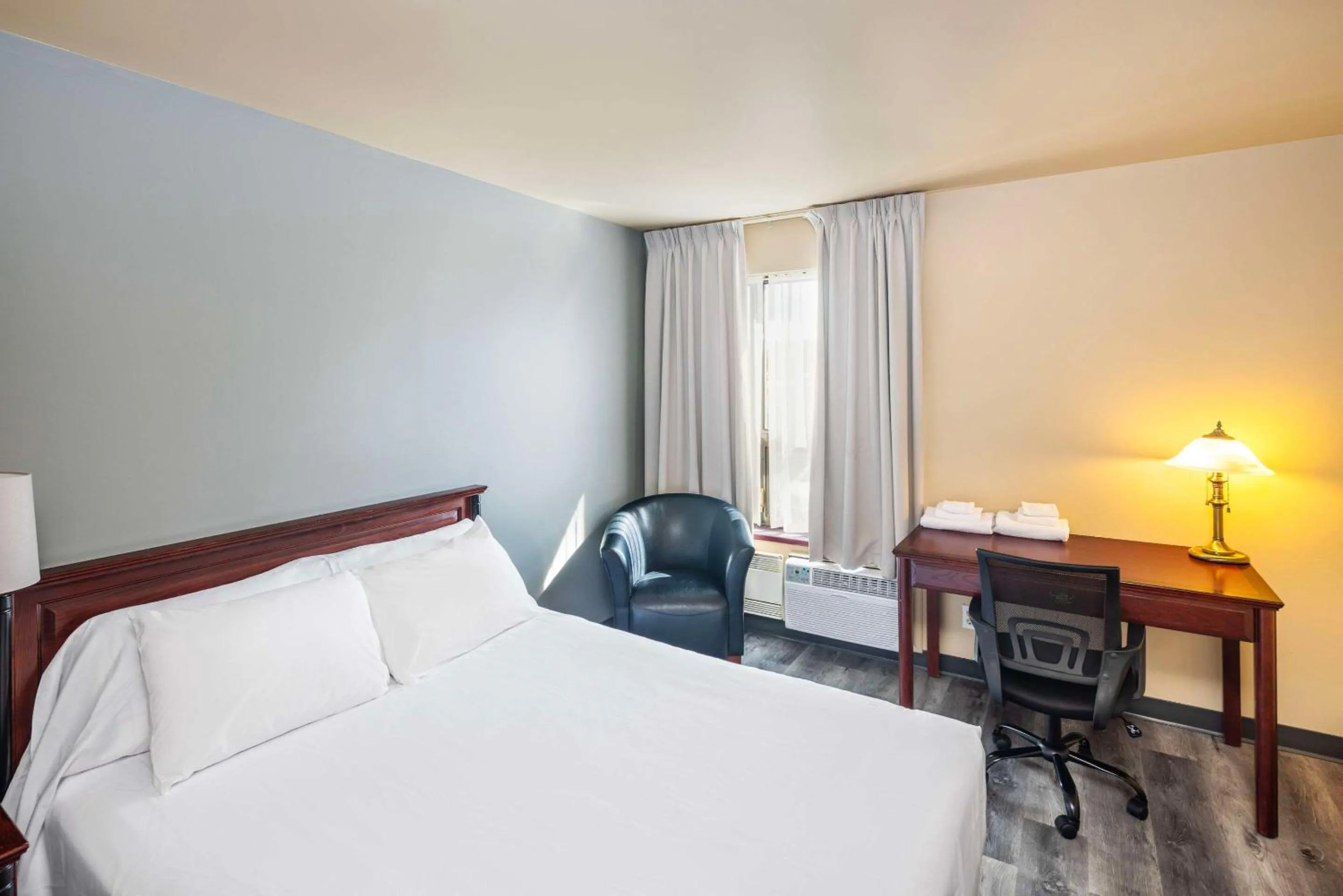 Bedroom, Bed in Econo Lodge