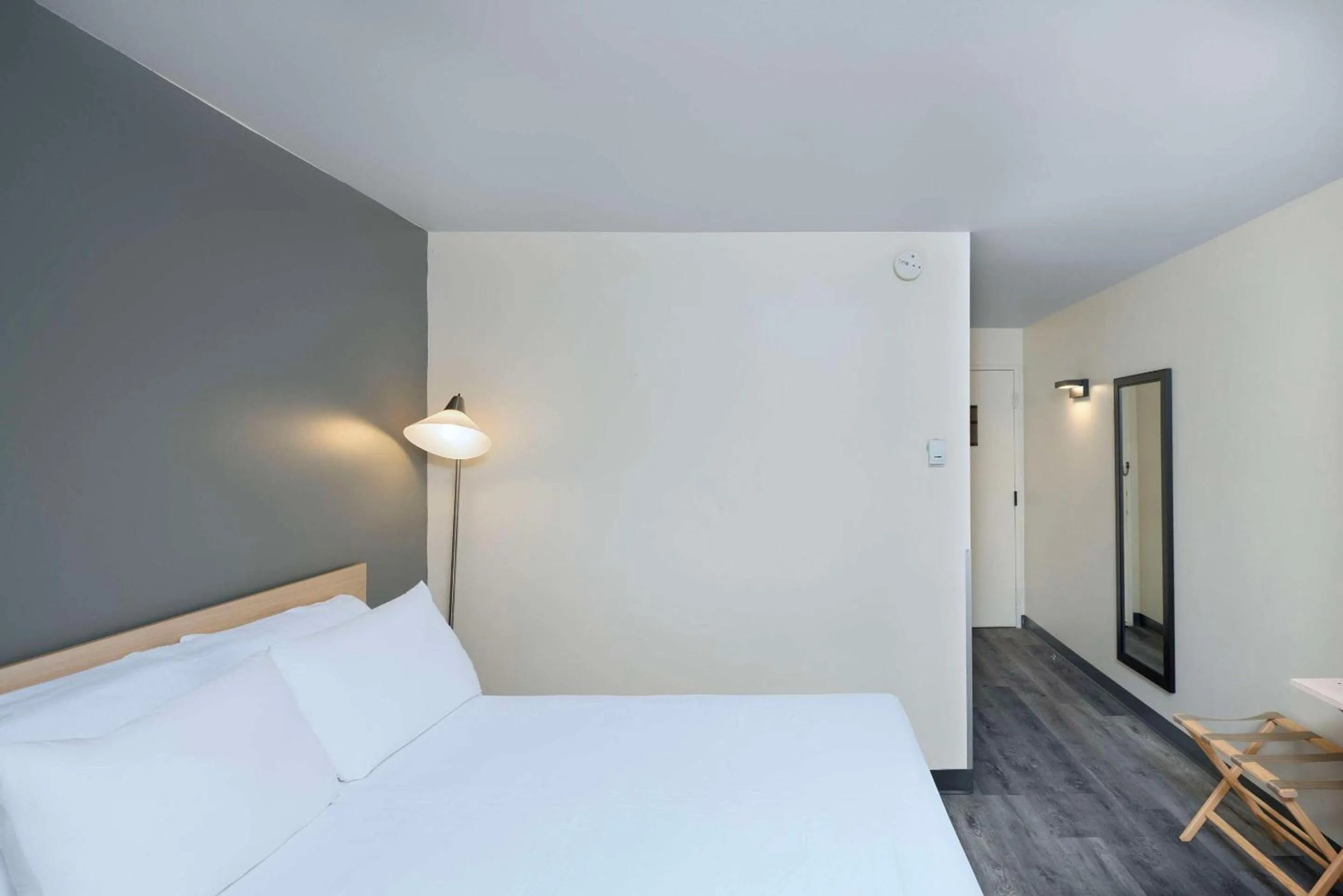 Bedroom, Bed in Econo Lodge