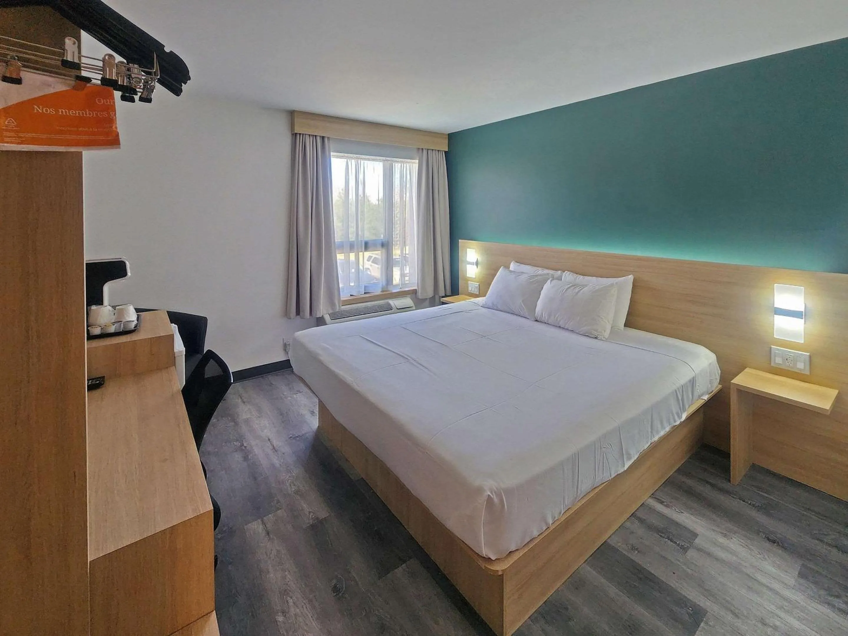 Bedroom, Bed in Econo Lodge