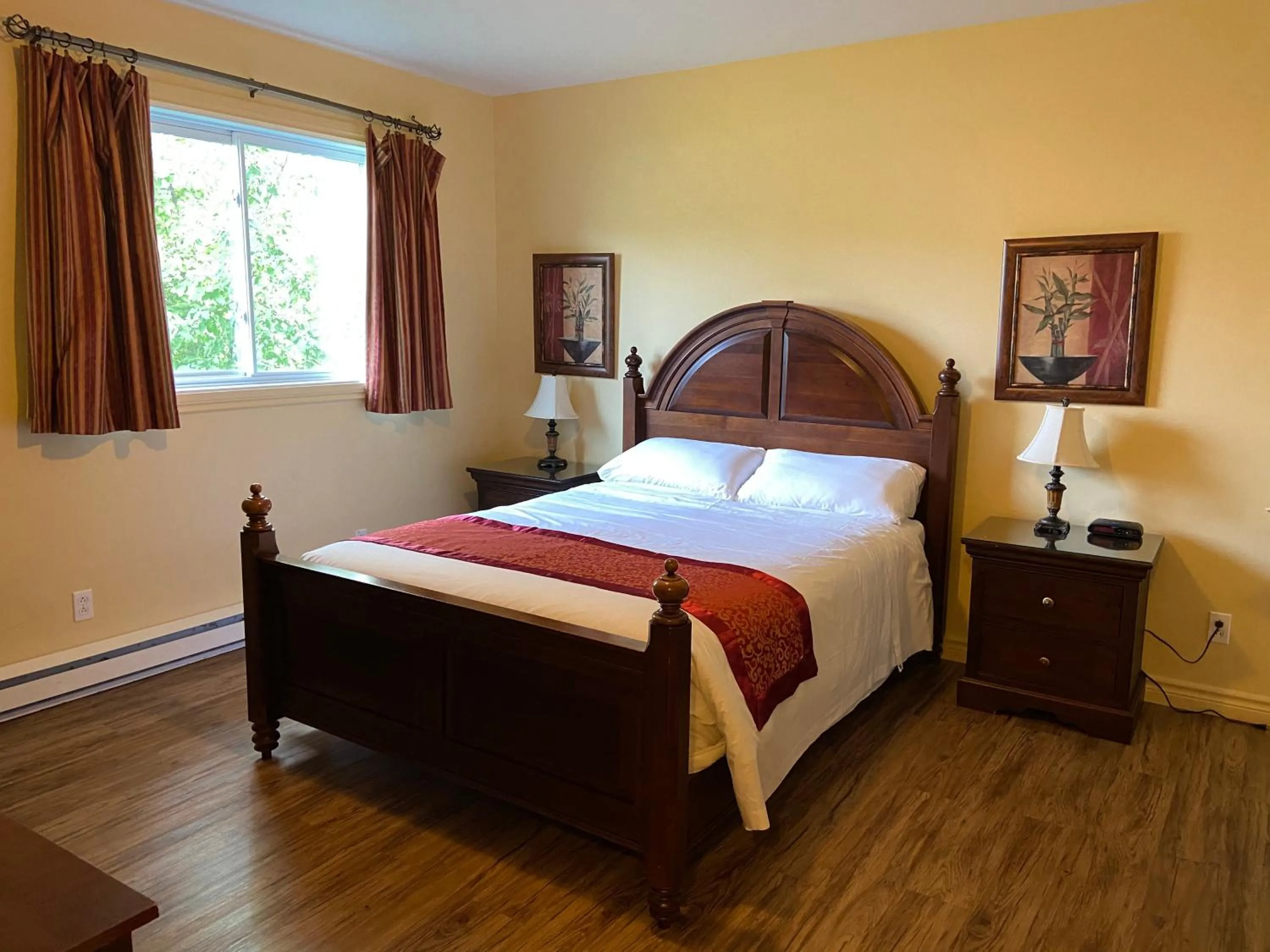 Property building, Bed in Motel le Phare