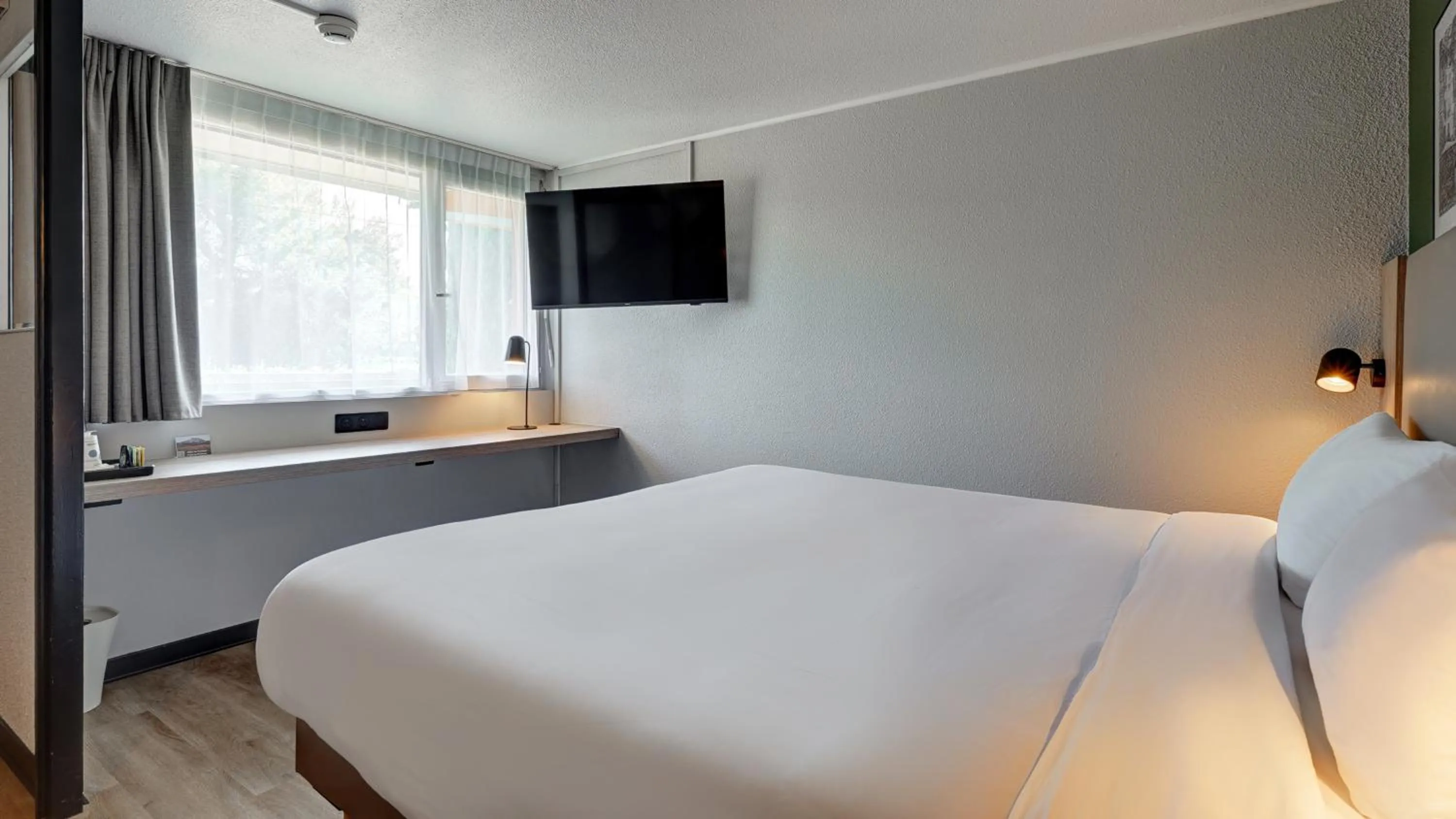 TV and multimedia, Bed in Campanile Hotel Compiegne