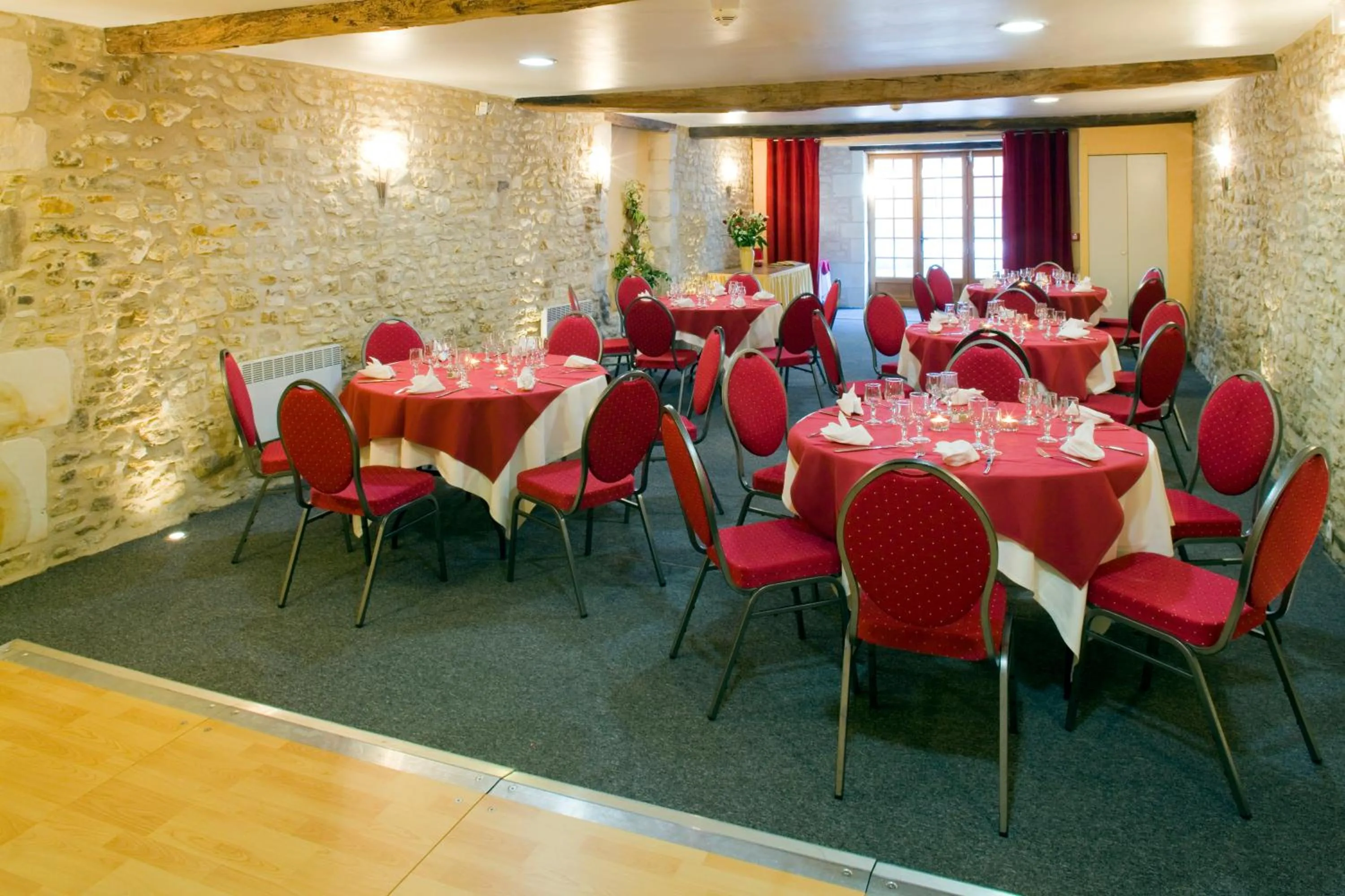 Banquet/Function facilities in Logis Hôtel Restaurant Le Puits Doré