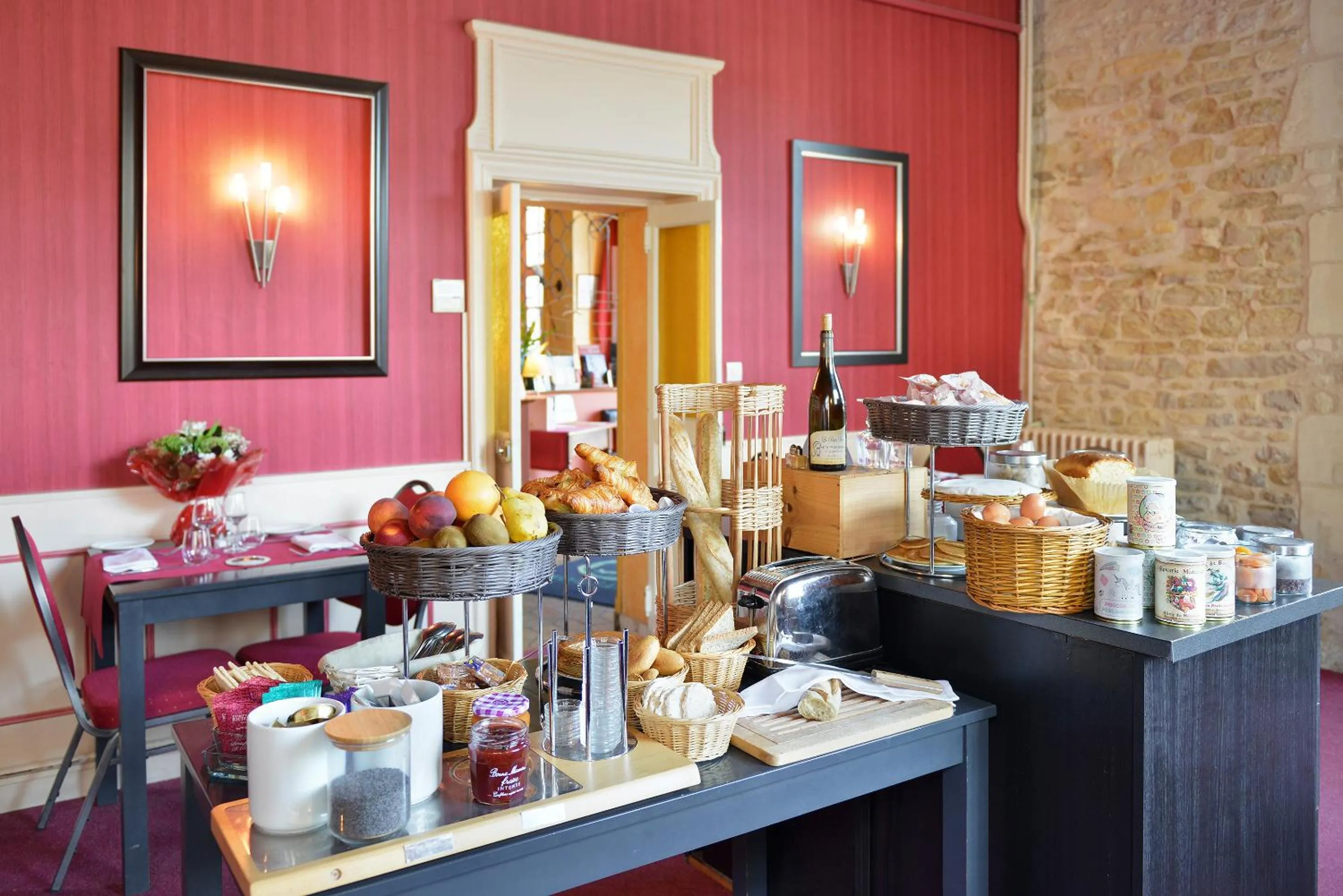 Restaurant/places to eat in Logis Hôtel Restaurant Le Puits Doré