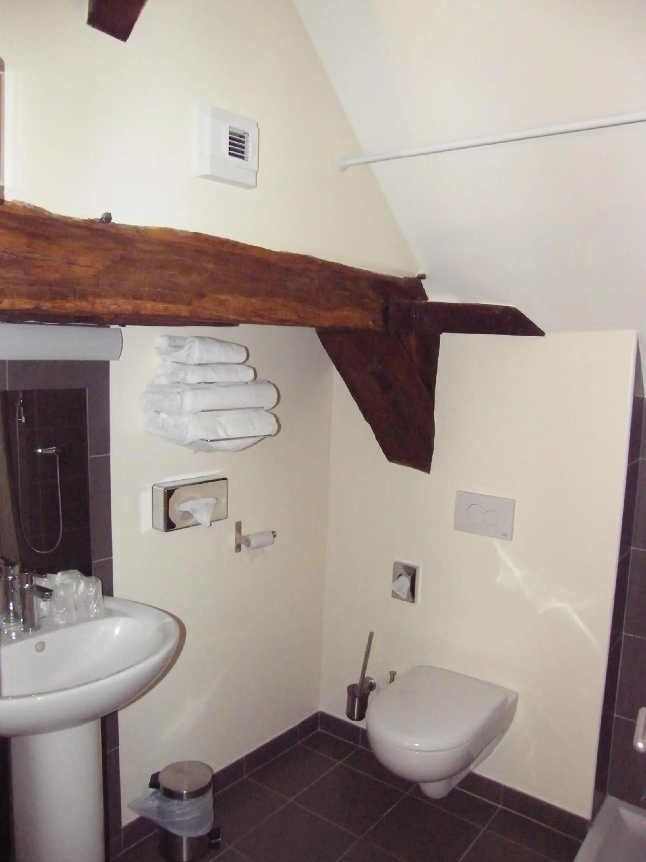 Bathroom in Logis Hôtel Restaurant Le Puits Doré