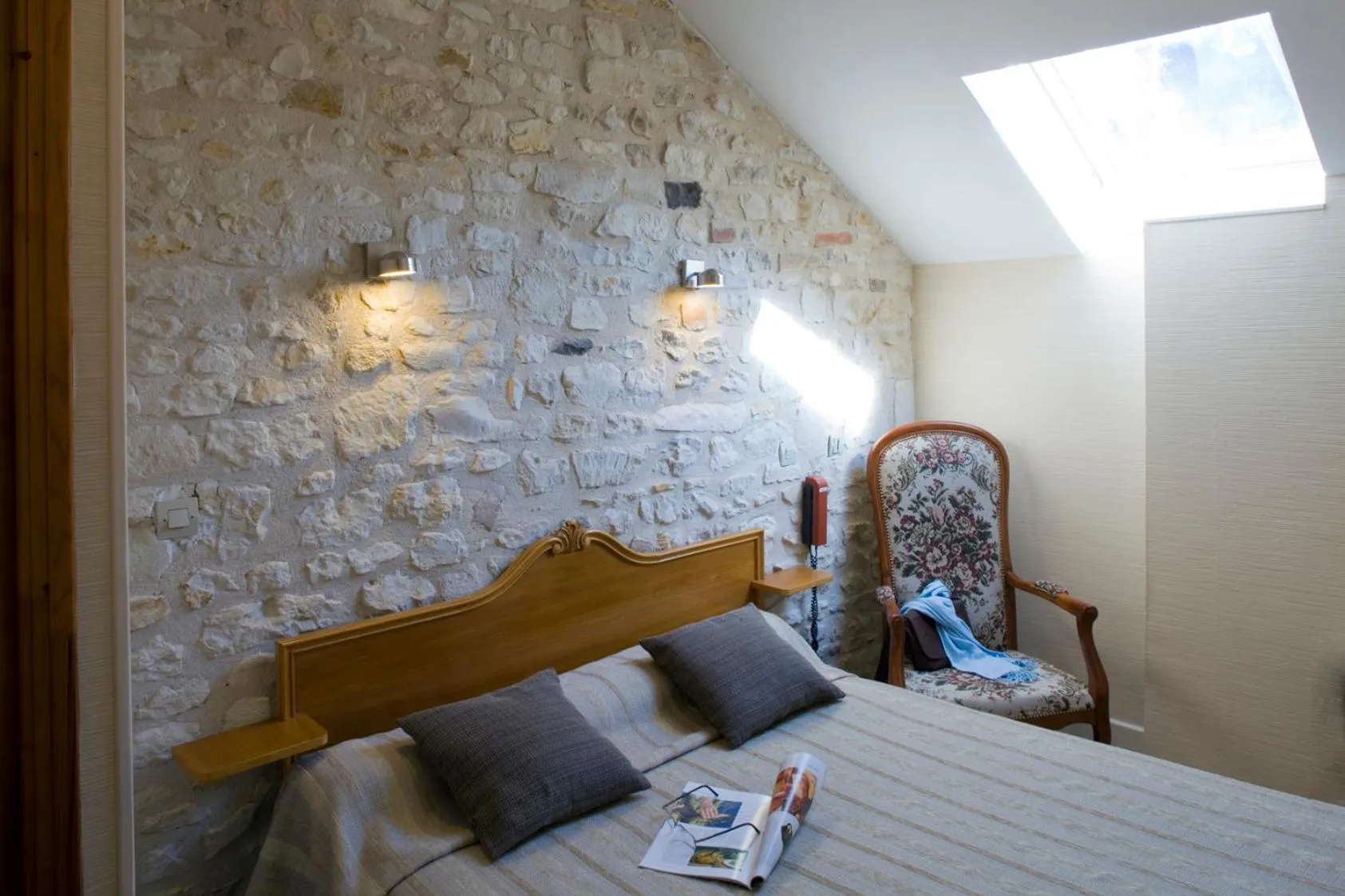 Bedroom, Bed in Logis Hôtel Restaurant Le Puits Doré