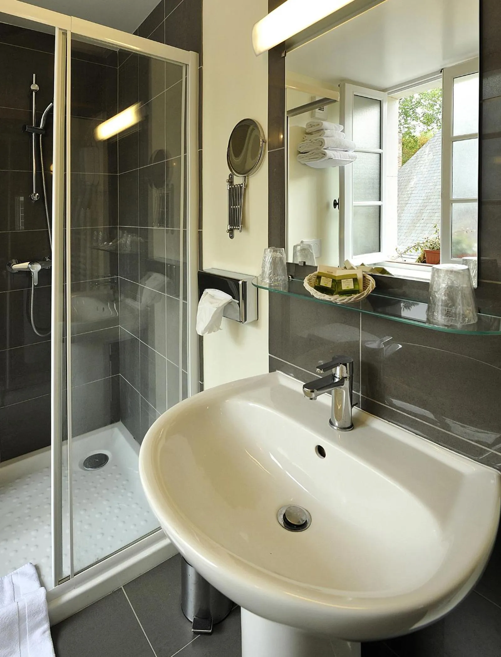 Bathroom in Logis Hôtel Restaurant Le Puits Doré