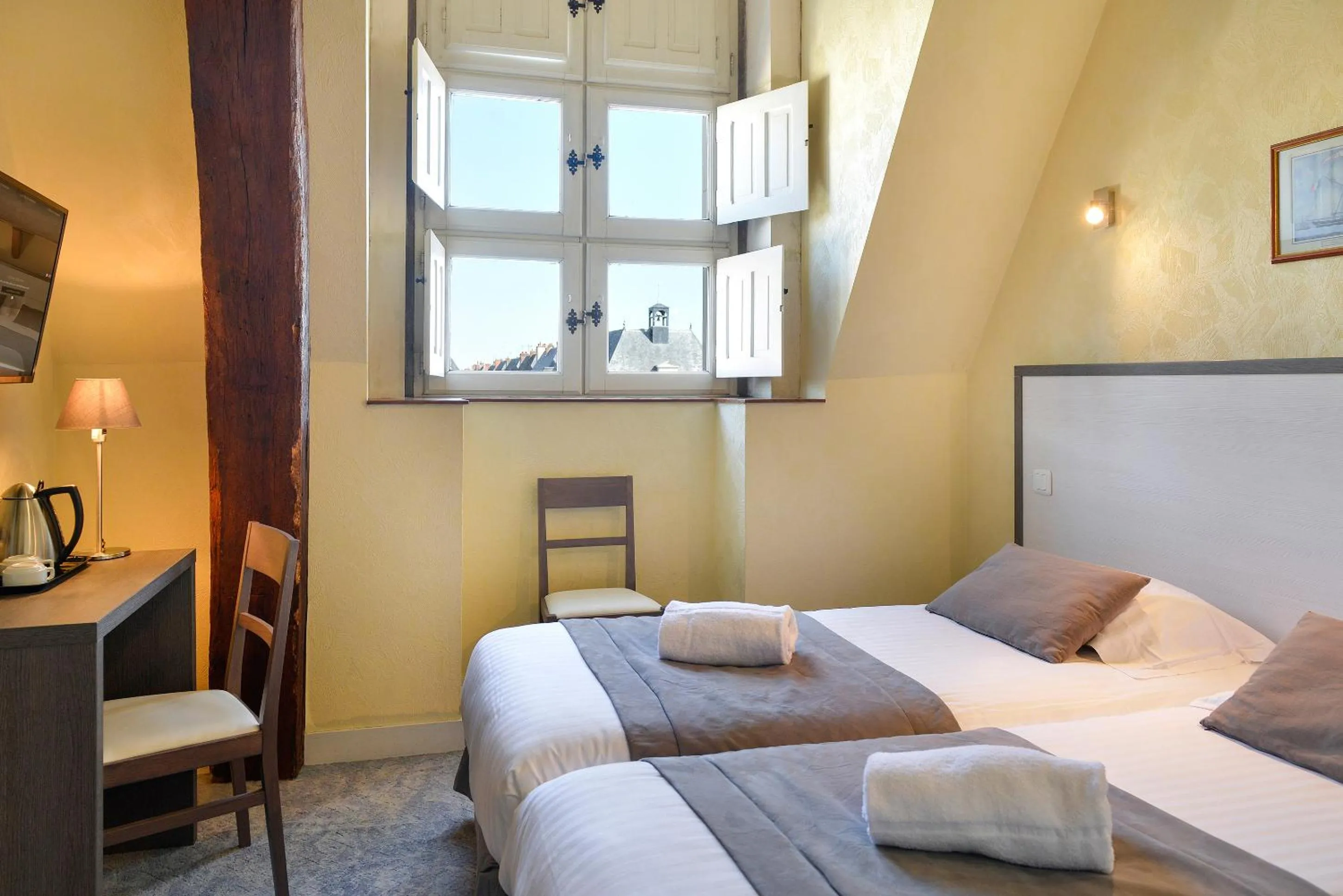 Bed in Logis Hôtel Restaurant Le Puits Doré