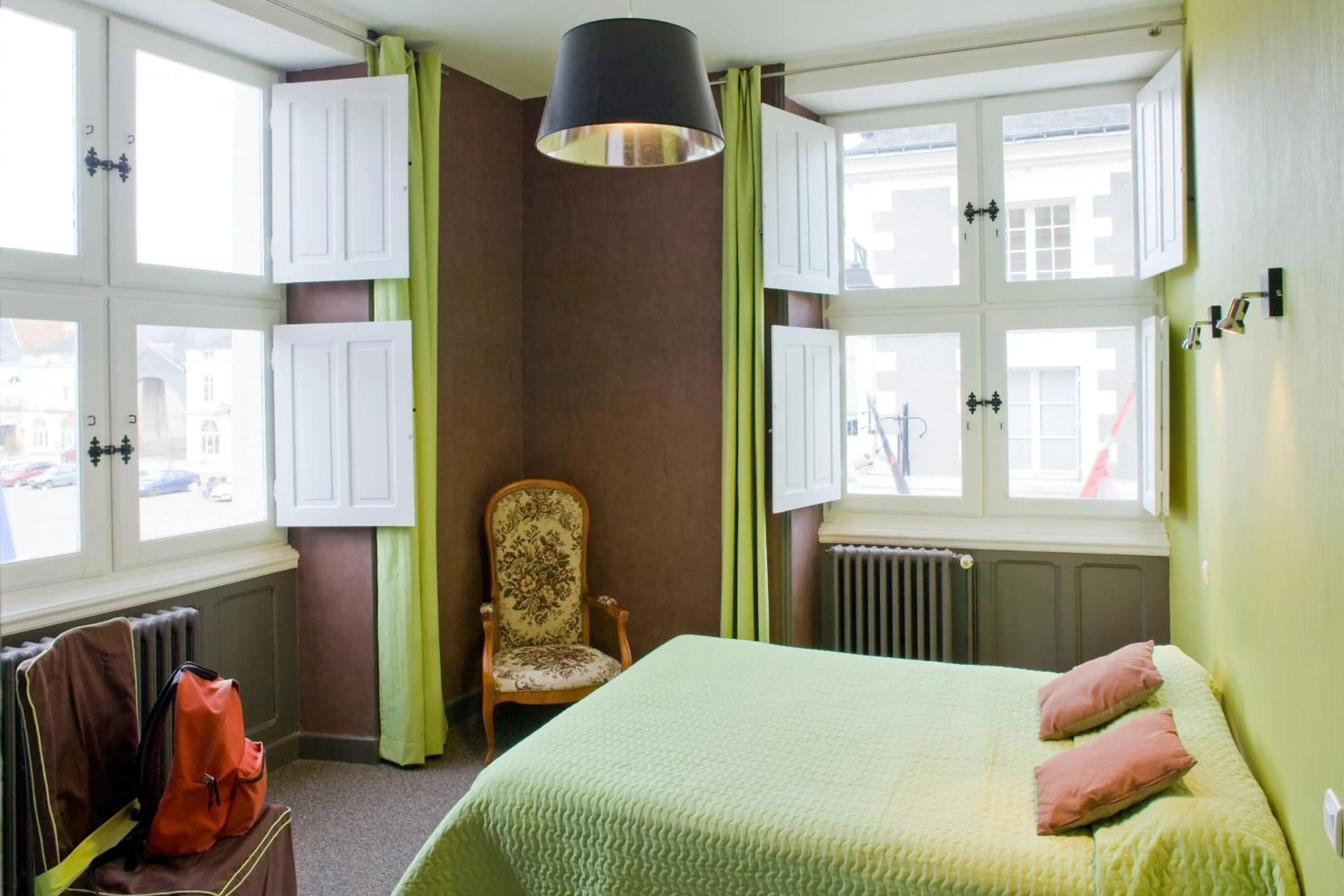 Photo of the whole room, Bed in Logis Hôtel Restaurant Le Puits Doré