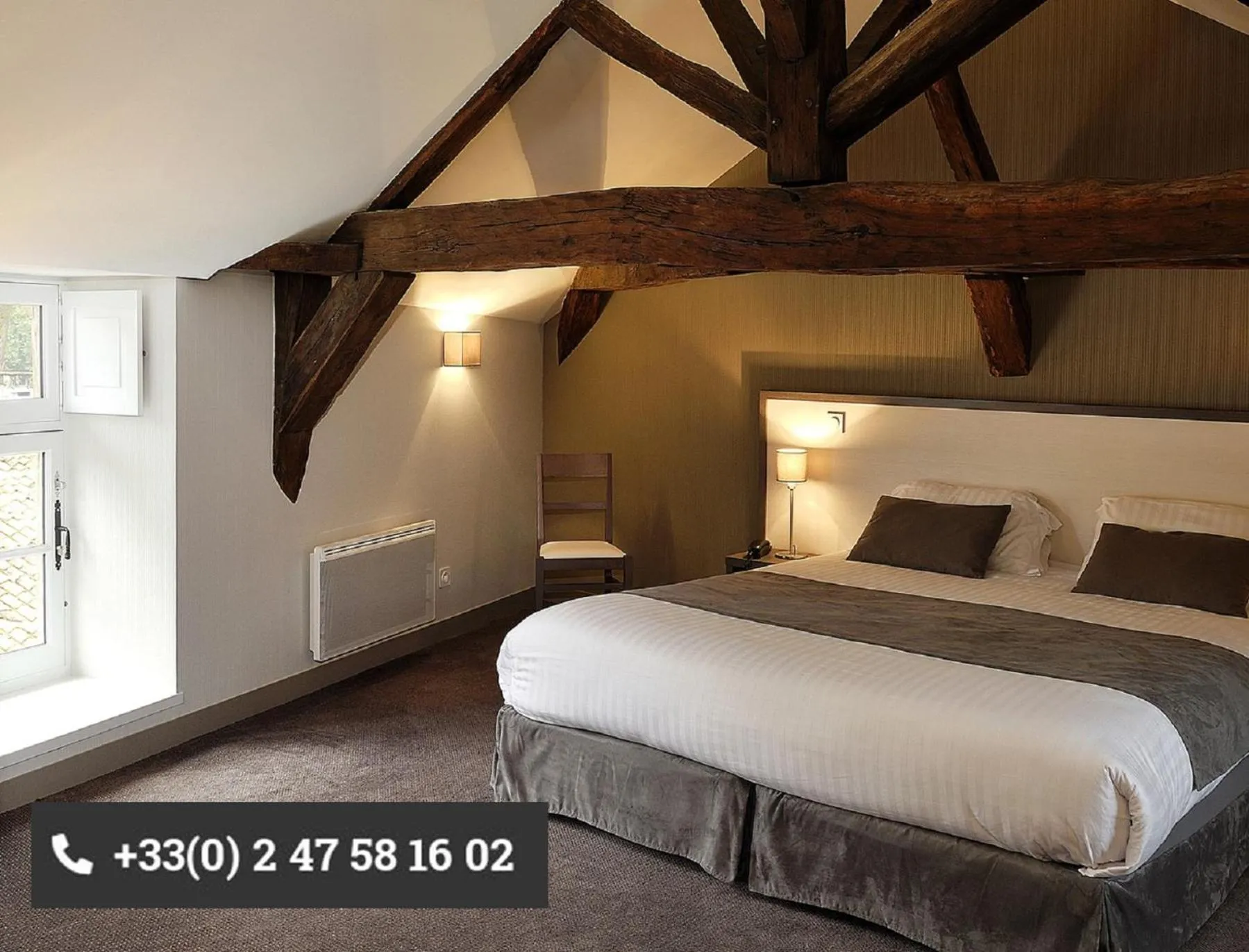 Property building, Bed in Logis Hôtel Restaurant Le Puits Doré