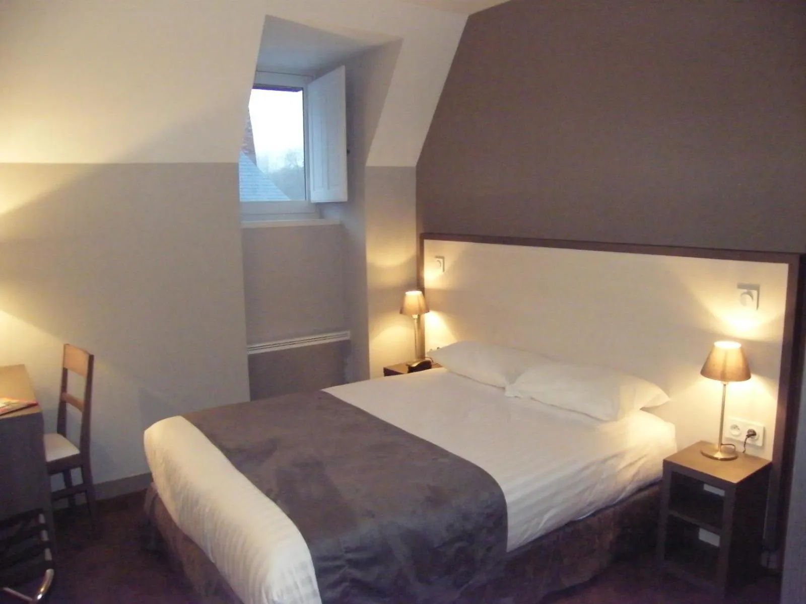 Bedroom, Bed in Logis Hôtel Restaurant Le Puits Doré