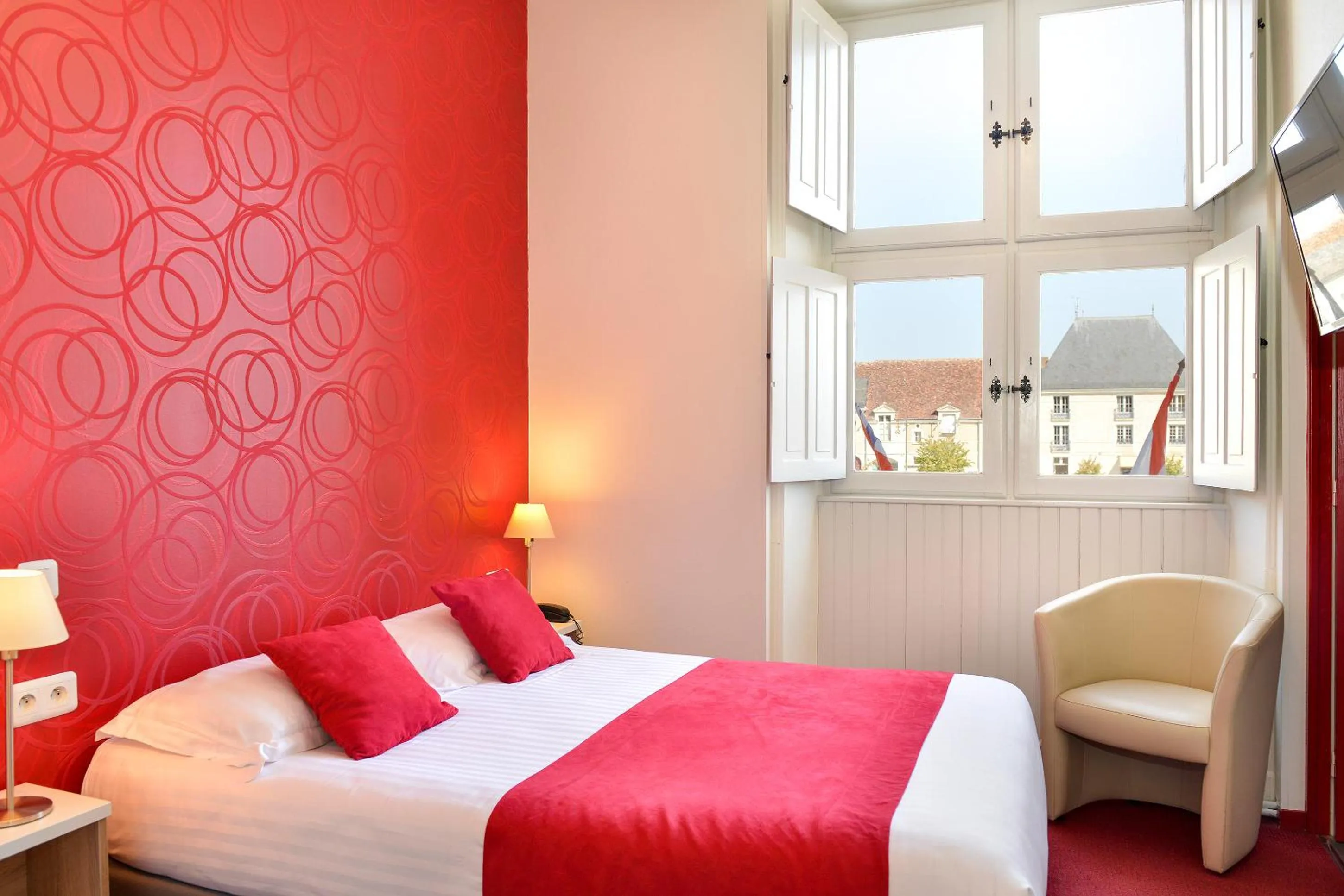 Bed in Logis Hôtel Restaurant Le Puits Doré