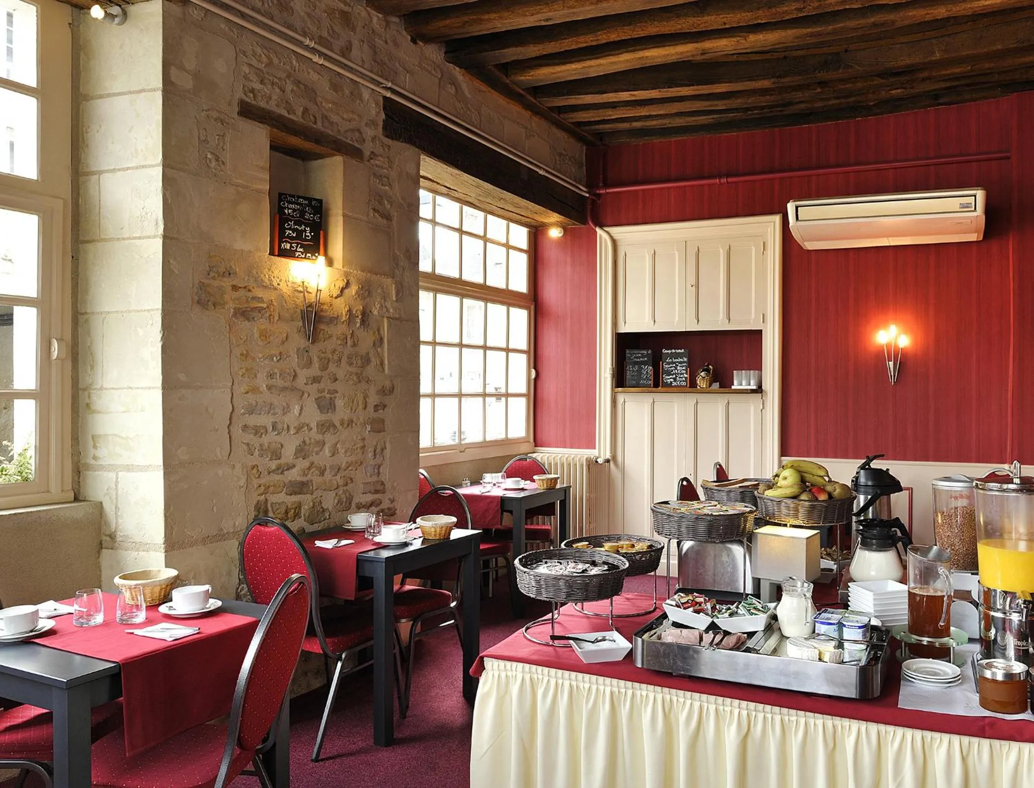 Buffet breakfast in Logis Hôtel Restaurant Le Puits Doré